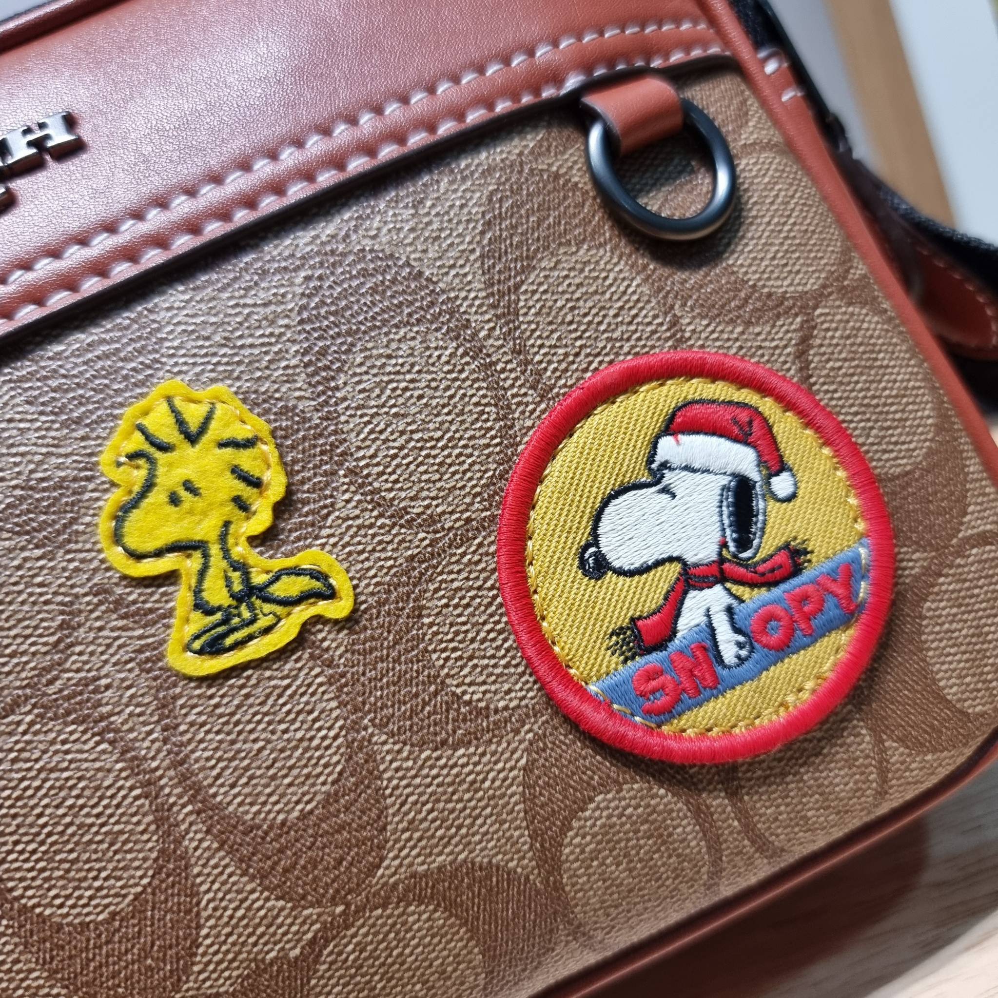 Coach X Peanuts Graham Crossbody In Signature Canvas With Patches CE746 กระเป๋าครอสบอดี้ทรงยอดฮิต กับคอลเลคชั่นใหม่ เฉลิมฉลองเทศกาลคริสต์มาส รุ่นนี้สามารถใช้ยูนิเซ็กส์ สาวๆหนุ่มๆได้หมด น่ารักน่าใช้เกิน!! รูปทรงดีไซน์คลาสสิค สีสันโดดเด่นสดใส ใช้งานสะดวก วั