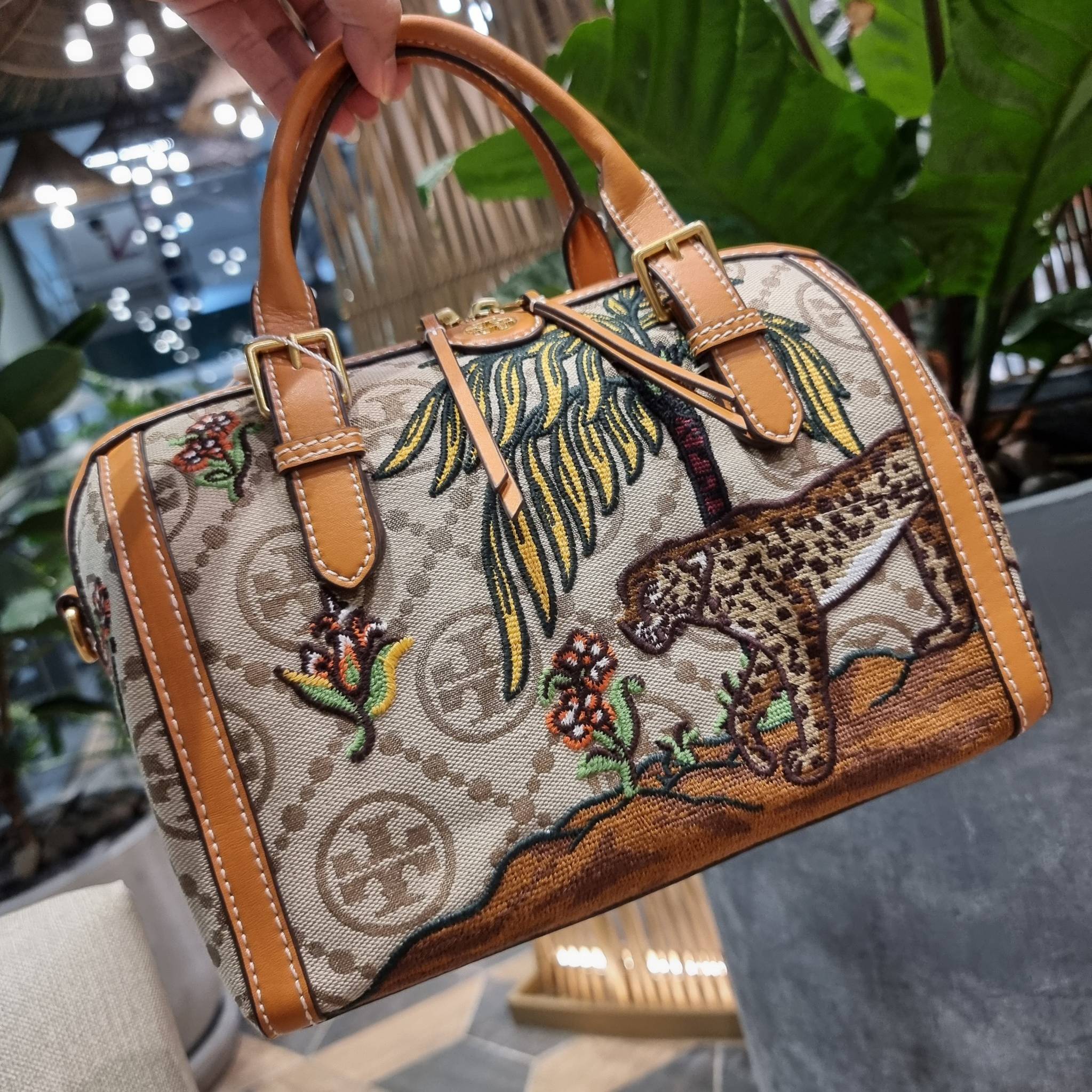 TORY BURCH T MONOGRAM JACQUARD EMBROIDERED DUFFLE คอลใหม่ล่าสุด สวยพร้อมเสิร์ฟแบบไม่ต้องรอพรีฯ ลายโมโนแกรมสุดคลาสสิคที่ถูกดีไซน์รังสรรค์ด้วยงานปักสุดชิค น่าใช้ใจฟูแค่แรกเห็น!! วัสดุ jacquard woven สลับหนังแท้ หูจับในตัว และพร้อมไปเลยกับสายสะพายข้าง ที่จะถ