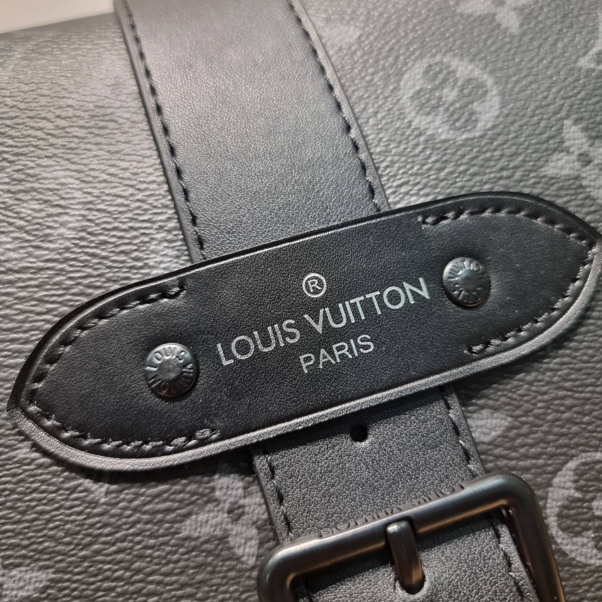 LV SAUMUR MESSENGER Monogram Eclipse Canvas Bag คอลเลคชั่นสุดหล่อ ใหม่ก่อนใคร กับกระเป๋าสะพายทรงแมสเซ็นเจอร์สำหรับหนุ่มๆ ดีไซน์คลาสสิคแฝงดีเทลความหรู