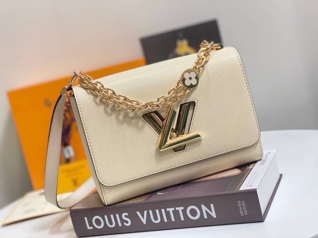 ORI หนังแท้ | LV Twist MM chain bag in grained Epi leather กระเป๋าสะพาย/กระเป๋าถือร พร้อมสายโซ่ หนังลายเกรน Epi โดดเด่นด้วยโลโก้หน้า สวยหรูเป็นเอกลักษณ์ ดีไซน์คัลเลอร์บล็อค สัมผัสโดดเด่นแมตช์กับทุกสไตล์