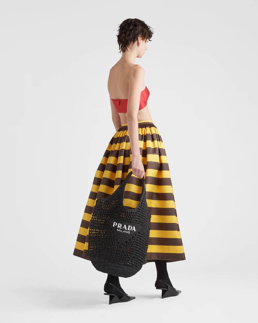 PRADA RAFFIA TOTE BAG สวยไม่ซ้ำใคร สไตล์บีช เหมาะมากกับการสะพายไปเที่ยวทะเล หรือจะใช้ในวันสบายๆก็ตอบโจทย์ กับกระเป๋าสะพายสานใบใหญ่ ตัวกระเป๋าเป็นวัสดุสังเคราห์จากธรรมชาติ