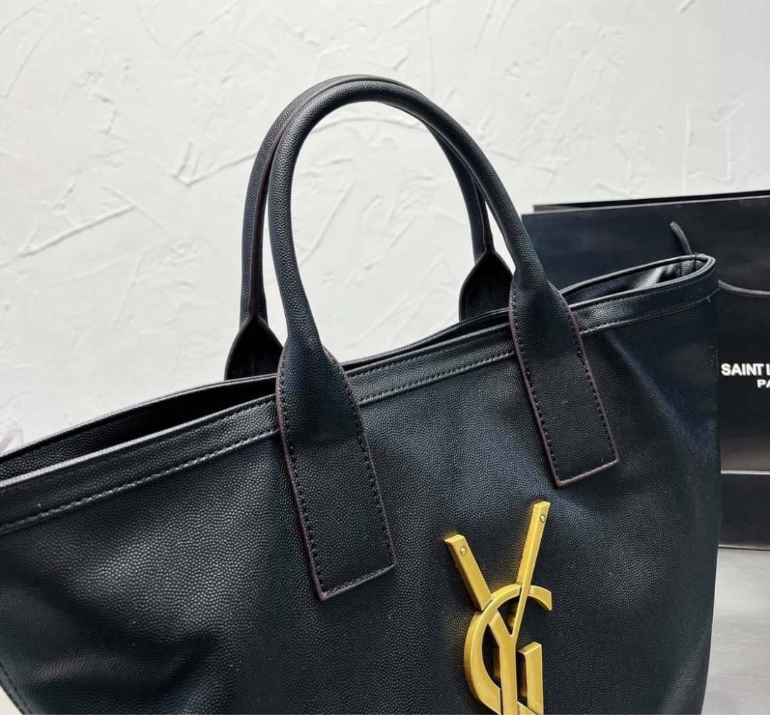 SAINT LAURENT SHOPPING BAG / YSL SHOPPING BAG กระเป๋าถือทรงช็อปปิ้ง พร้อมส่ง โดดเด่นด้วยโลโก้แบรนด์ขนาดใหญ่สวยหรู ภายในกระเป๋ากว้างใส่สัมภาระได้เยอะ มีช่องซิปแยกย่อยให้ใส่ของจุกจิกหนึ่งช่องนะคะ
