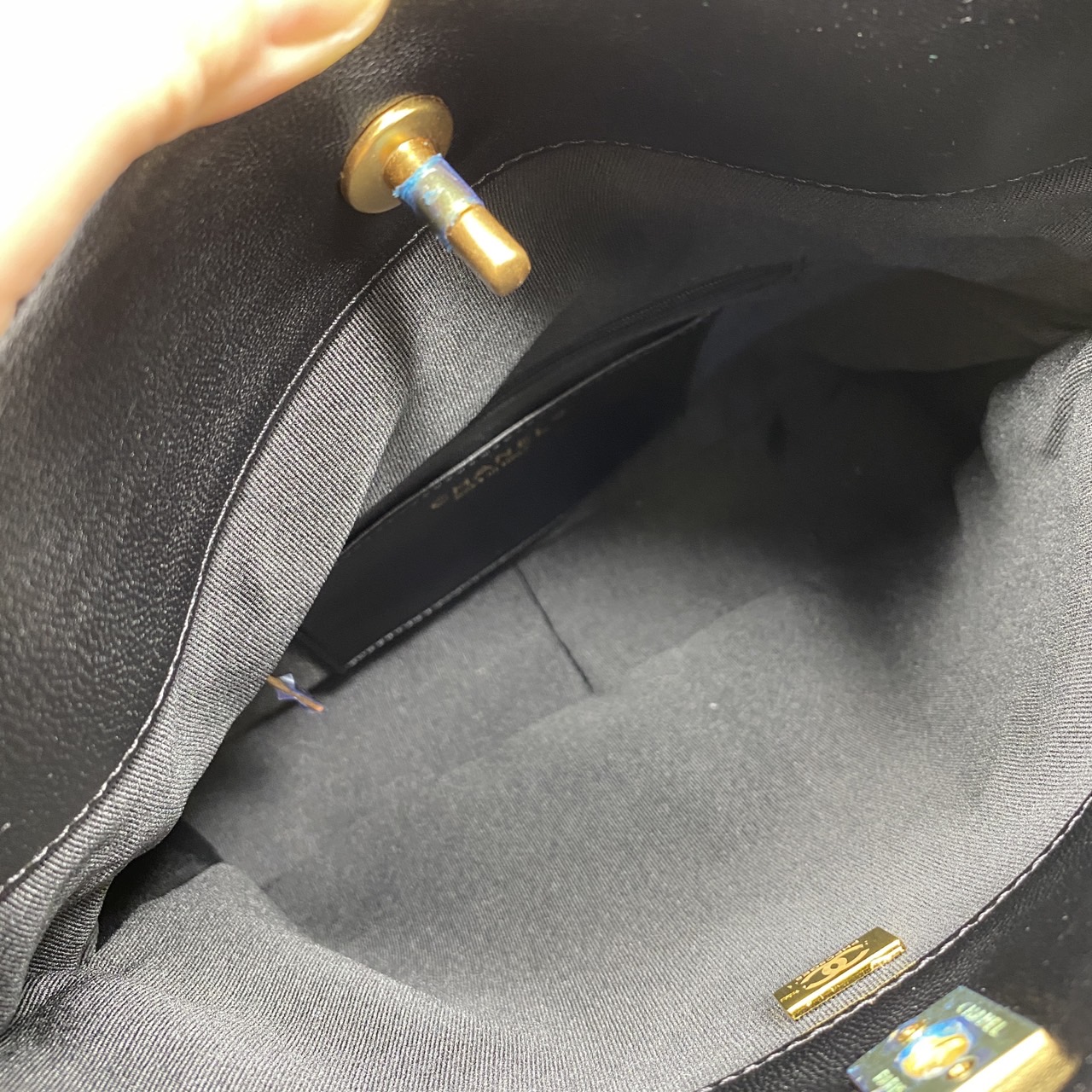 Chanel Tote Bag 27cm / Chanel Hobo / Chanel Vintage Big CC Turnlock Black Quilted Medium Bag Holo กระเป๋าโท้ทใบกลางสไตล์วินเทจ งานหนังเต็มใบลายควิลท์ เป็น every look จุของได้เยอะ เหมาะมากๆ ค่ะ