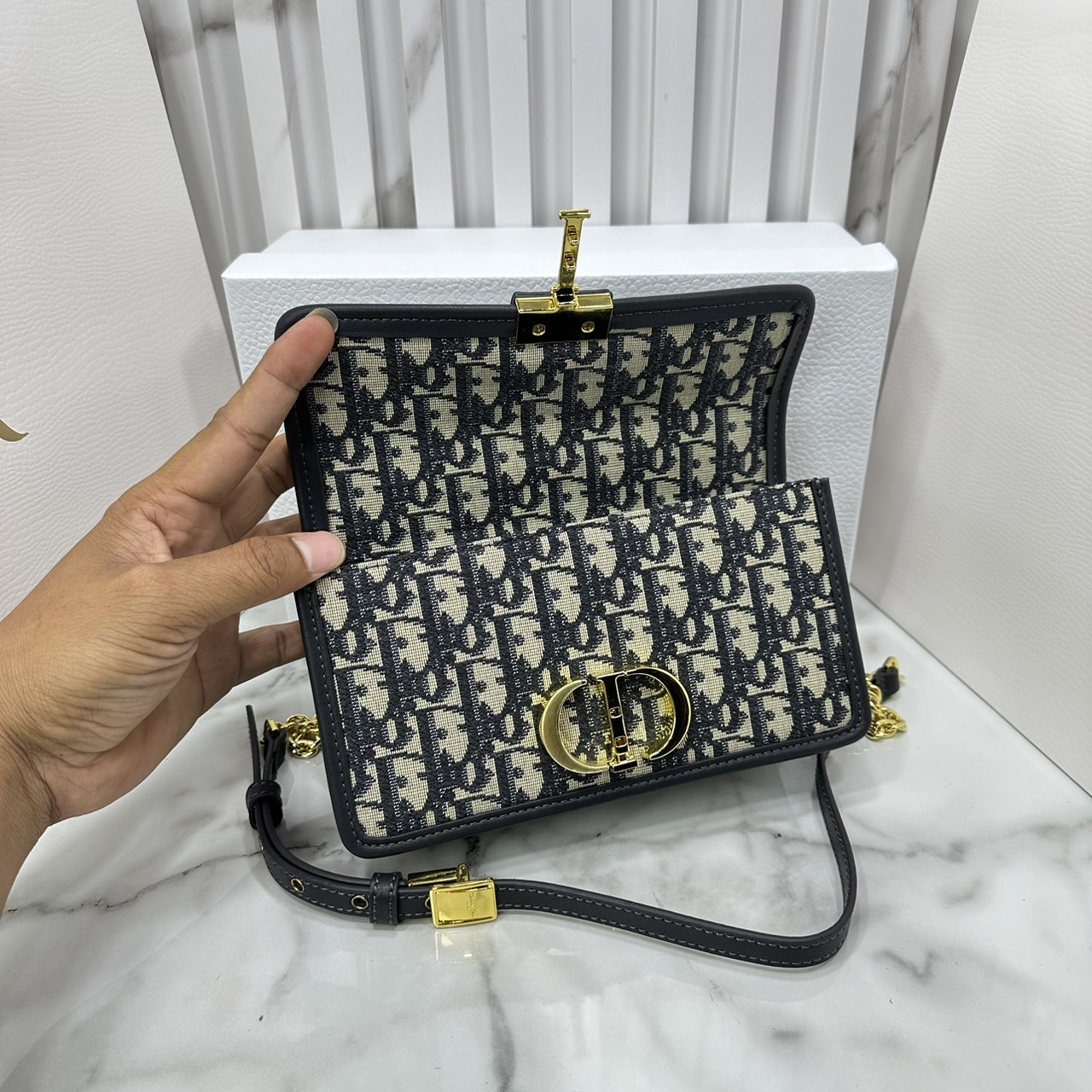 DIOR 30 Montaigne bag Oblique jacquard fabric in blue กระเป๋าสะพายรูปดีไซน์สุดคลาสสิกและสง่างาม หรูหราตามเอกลักษณ์แบรนด์ เกรดท็อปไฮเอน 1:1 ใช้งานต่างประเทศได้