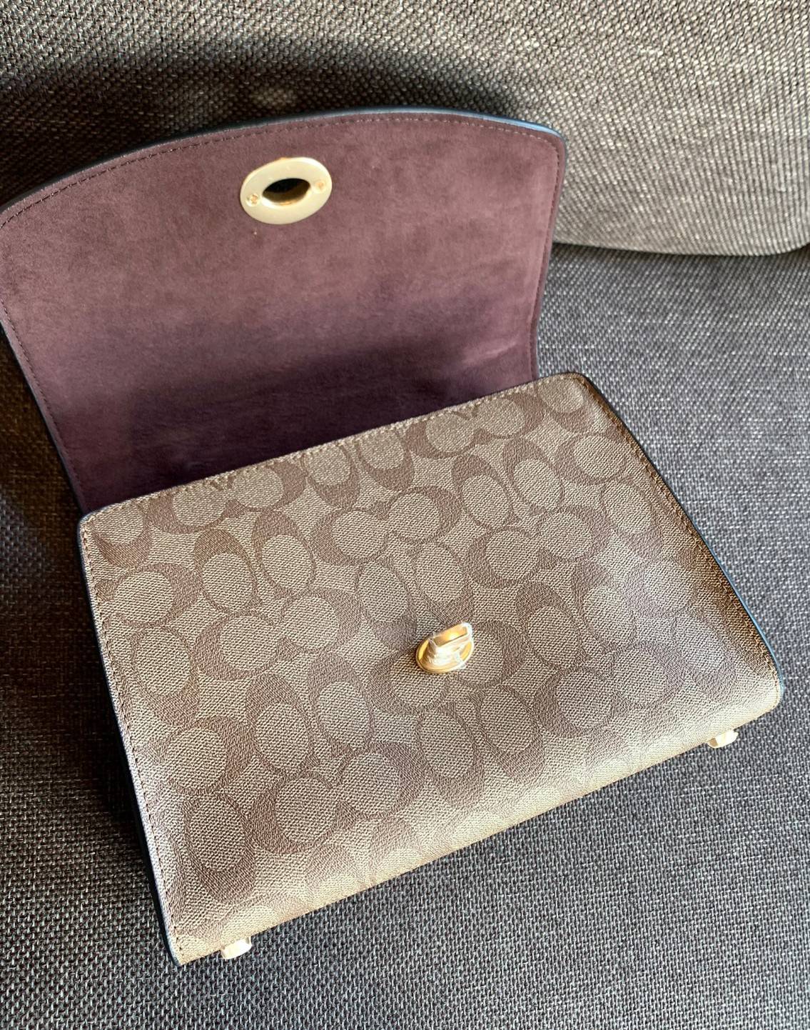 สวย หรู ดูดี รุ่นนี้กัยเลยค่า!! COACH TILLY TOP HANDLE SATCHEL IN SIGNATURE ((76620)) พร้อมส่งความสวย ห้ามพลาดค่ะ! กระเป๋าหิ้ว//คล้องมือ//สะพายข้างได้ ทรงสวย หนังแท้เรียบ+ลายCได้สวยงามค่ะ เปิดปิดกระเป๋าแบบหมุนล็อค ภายในมีช่องหลักใส่ของ2ช่อง สามารถใส่กระเป