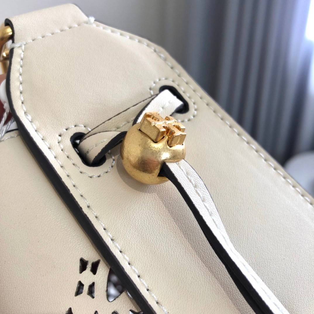 TORY BURCH T MONOGRAM LASER-CUT BELL BAG / TORY TOTE BAG ใจบางที่สุดกับคอลเลคชั่นนี้ กับกระเป๋าสะพายทรงโท้ท งานตามหาและหายาก รุ่นชูโรงสุดฮิต ที่เพิ่มดีเทลความแพงด้วยการฉลุลวดลายโมโนแกรมรอบใบ