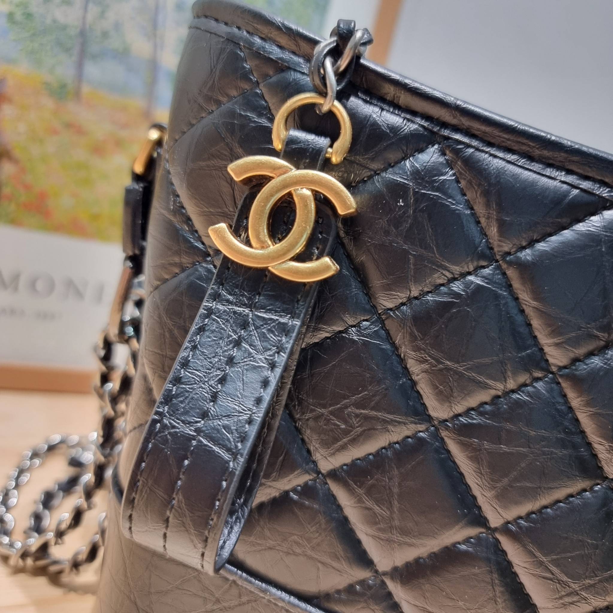 CHANEL Gabrielle Bag Medium สวยคลาสสิค No.1 ต้องยกให้ไอเท็มนี้เท่านั้น กับกระเป๋าสะพายซิกเนเจอร์ ดีไซน์ไม่เหมือนใคร เป็นเอกลักษณ์
