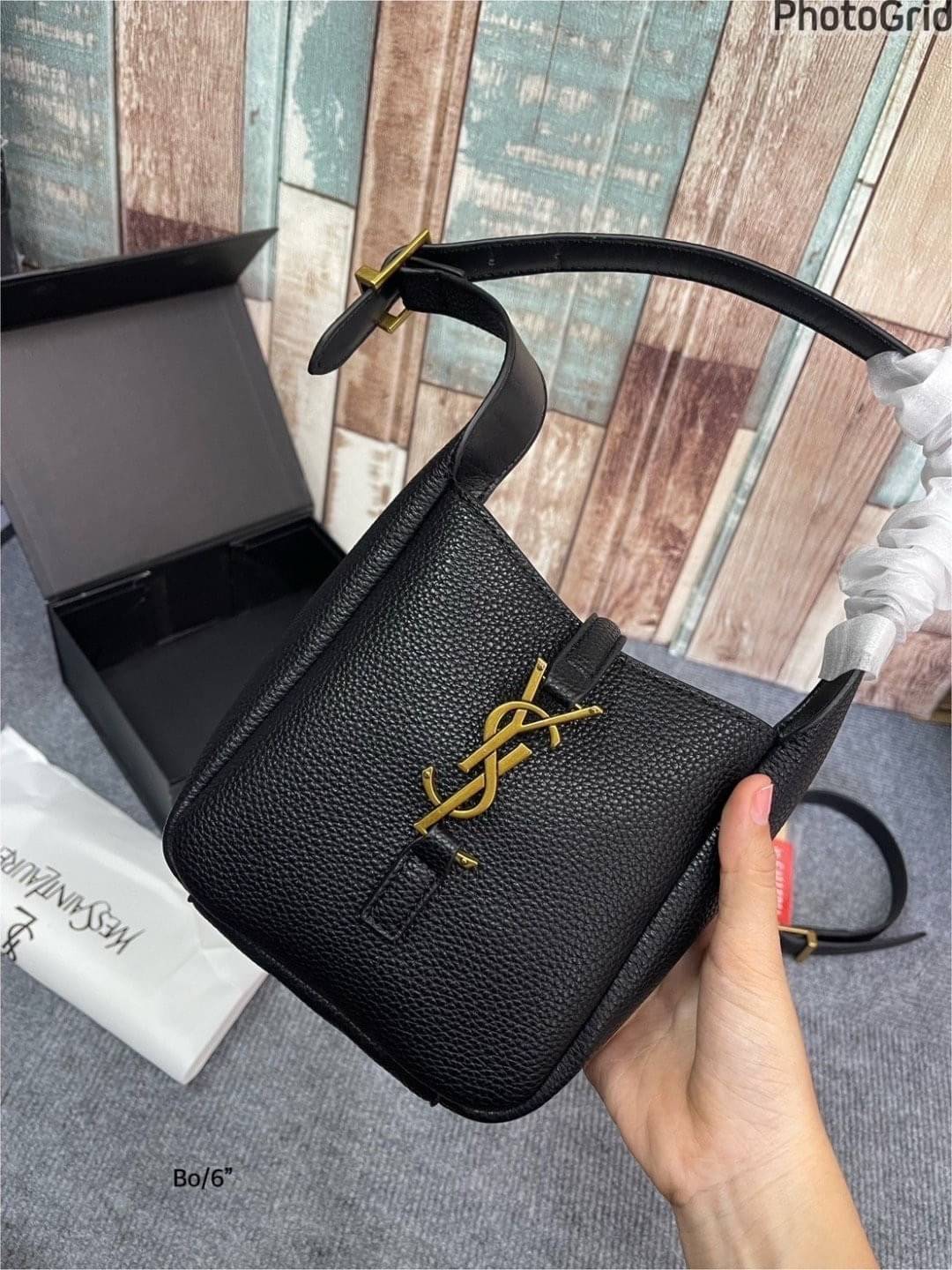 YSL Le 5 à 7 Supple Baby กระเป๋าสะพายไหล่ทรงโฮโบไซส์มินิน่ารัก รุ่นใหม่ที่กำลังมาแรง สวยแพง สวยหรู สวยเกินคนธรรมดาจะเข้าใจกันเลย ต้องมีแล้วน้าาา