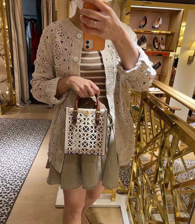 TORY BURCH T MONOGRAM LASER-CUT MINI TOTE ใจบางที่สุดกับคอลเลคชั่นนี้ กับกระเป๋าสะพายทรงโท้ท ไซส์มินิ ที่เพิ่มดีเทลความแพงด้วยการฉลุลวดลายโมโนแกรมรอบใบ ถักทอเป็นเส้นลายสานที่สวยงามมาก งานฝีมือจริงๆ วัสดุหนัง cowhide ปากกระเป๋ามีแถบแม่เหล็กกันหล่น และมีหูจ