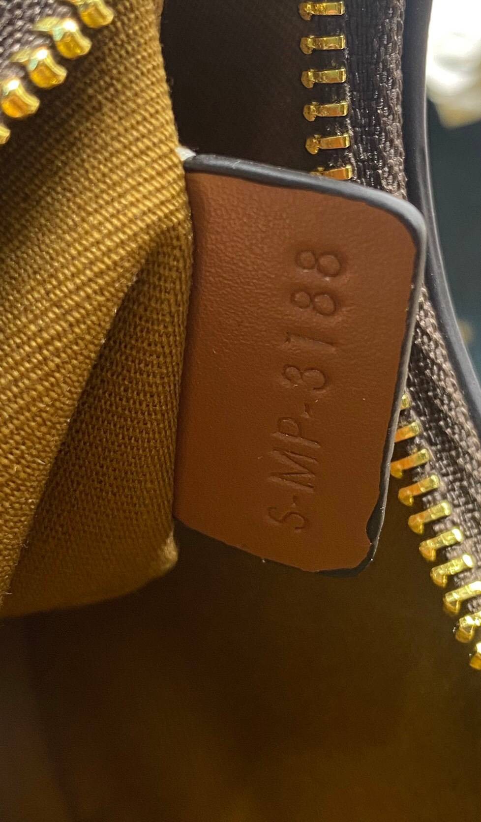 VIP 】หนังแท้ CELINE MINI AVA IN TRIOMPHE CANVAS AND CALFSKIN TAN กระเป๋าถือ/คล้องไหล่ ขนาดมินิน่ารัก สาวๆสายคิ้วตี้ไม่ควรพลาดเลยค่าา น่ารักมากกๆๆ แต่ยังคงเรียบหรูและคลาสสิก ทั้งลายที่แสนโดดเด่น และสายแบบเข็มขัดก็เข้ากันได้ดีสุด ๆ ไม่มีโลโก้ใด ๆ ประทับอยู่