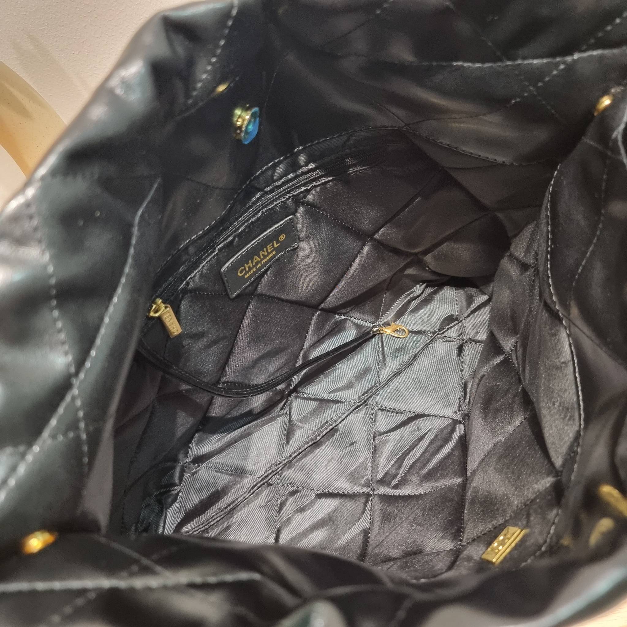 Chanel ss22 Logo CC shopping tote / Chanel 22 handbag มาแรงที่สุดในตอนนี้ก็คือรุ่นนี้เลย ใช้งานง่ายรุ่นนี้สามารถใช้ได้ทั้งผู้หญิงและผู้ชายน้า เกินต้านที่สุดกับไอเท็มนี้ ที่สาวๆหรือใครๆก็ต้องมีแล้ว!! แค่เห็นก็หลงรัก กระเป๋าทรงสวย