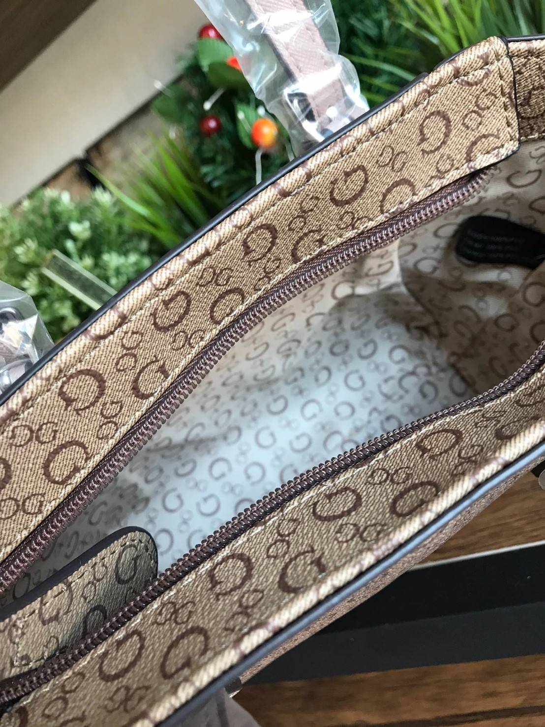 GUESS Factory Women's Diem Logo-Print Mini Tote Bag กระเป๋าถือหรือสะพาย วัสดุpolyesterกันน้ำได้ มีลายsignatureลาย G รอบใบ เปิดปิดด้วยซิปเดียวด้านบน ภายในบุผ้าลายsignatureเช่นเดียวกับด้านนอก สายและหูจับปรับระดับได้ ใช้งานได้หลายโอกาสคร้า!!