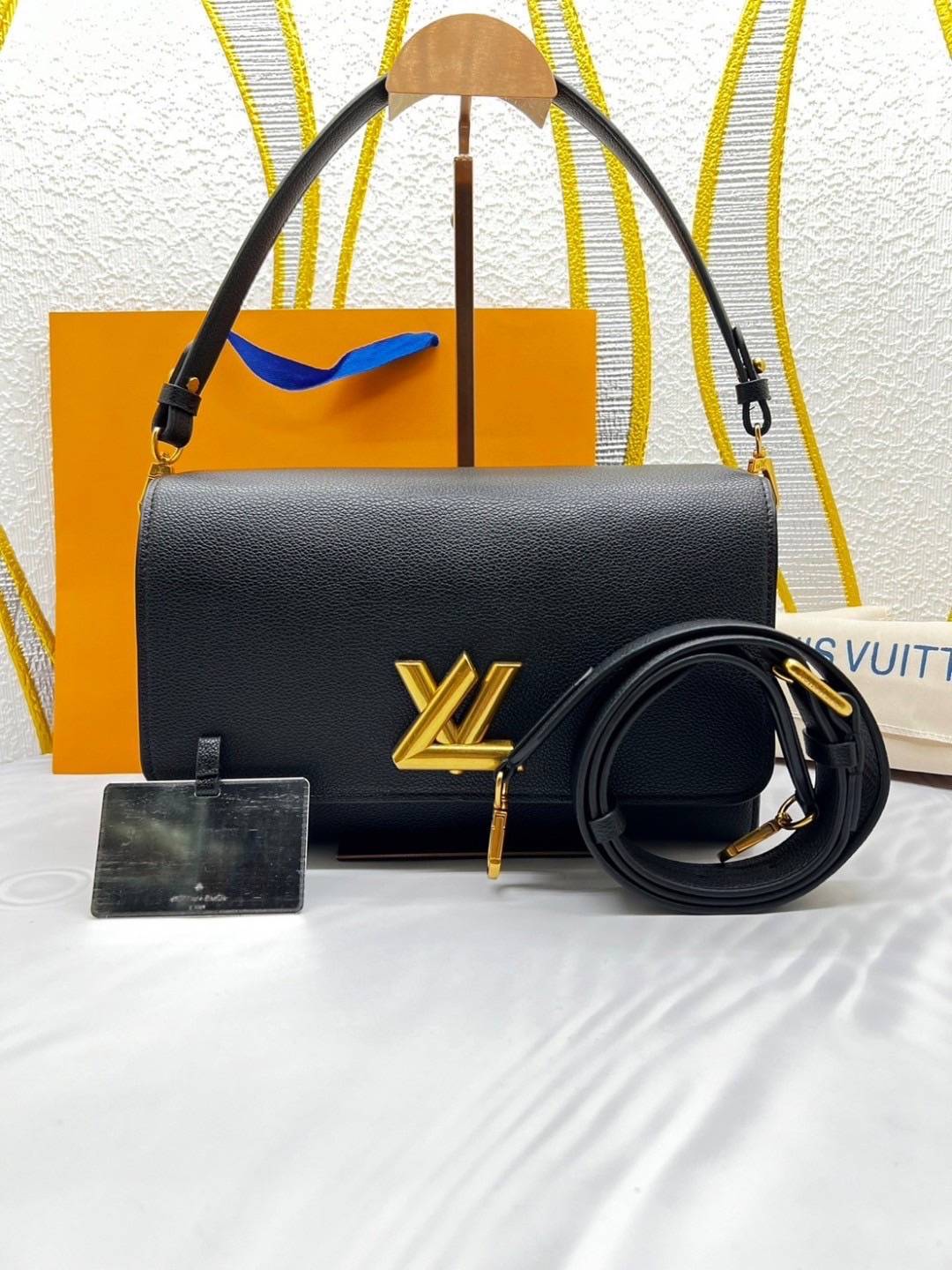 LV Twist Bag 27cm กระเป๋าสะพายดีไซส์เรียบหรูดูแพง ต้องยกให้รุ่นนี้ โลโก้อะไหล่สีทองหรูหราโดดเด่น ที่สุดของความสวยคลาสสิคย้อนยุค ภายในเป็นช่องโล่ง ควรมีติดตู้ไว้ซักใบค่ะ