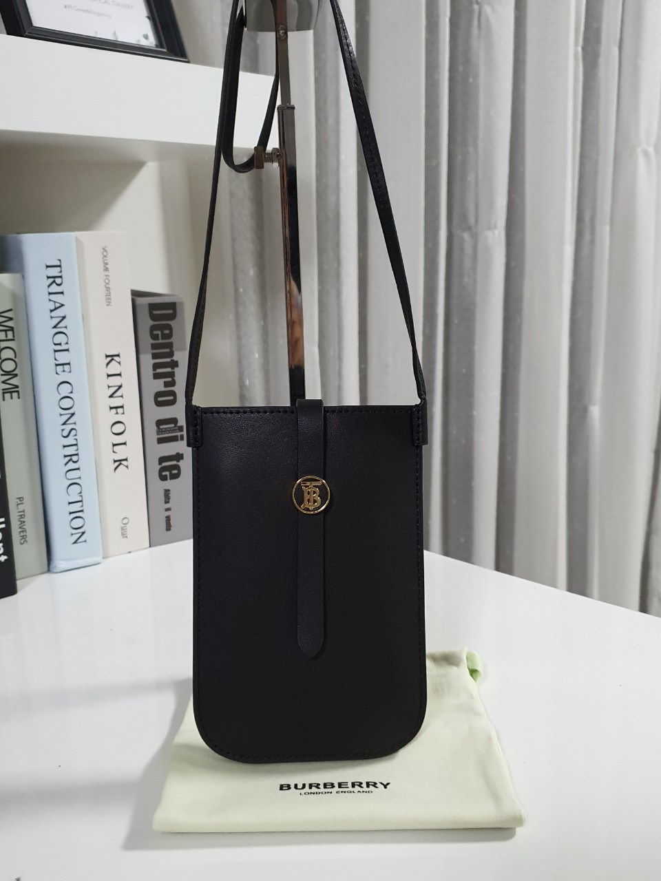 NEW ARRIVALS 2021!! BURBERRY BLACK STAP PHONE CASE Purchase Limited Edition (GWP) พรีเมี่ยมกิ๊ฟจากน้ำหอม BURBERRY วัสดุ PVC Leather สวยหรูอยู่ทรงมีโลโก้แบรนด์ด้านหน้า มีสายคาดประดับแบรนด์