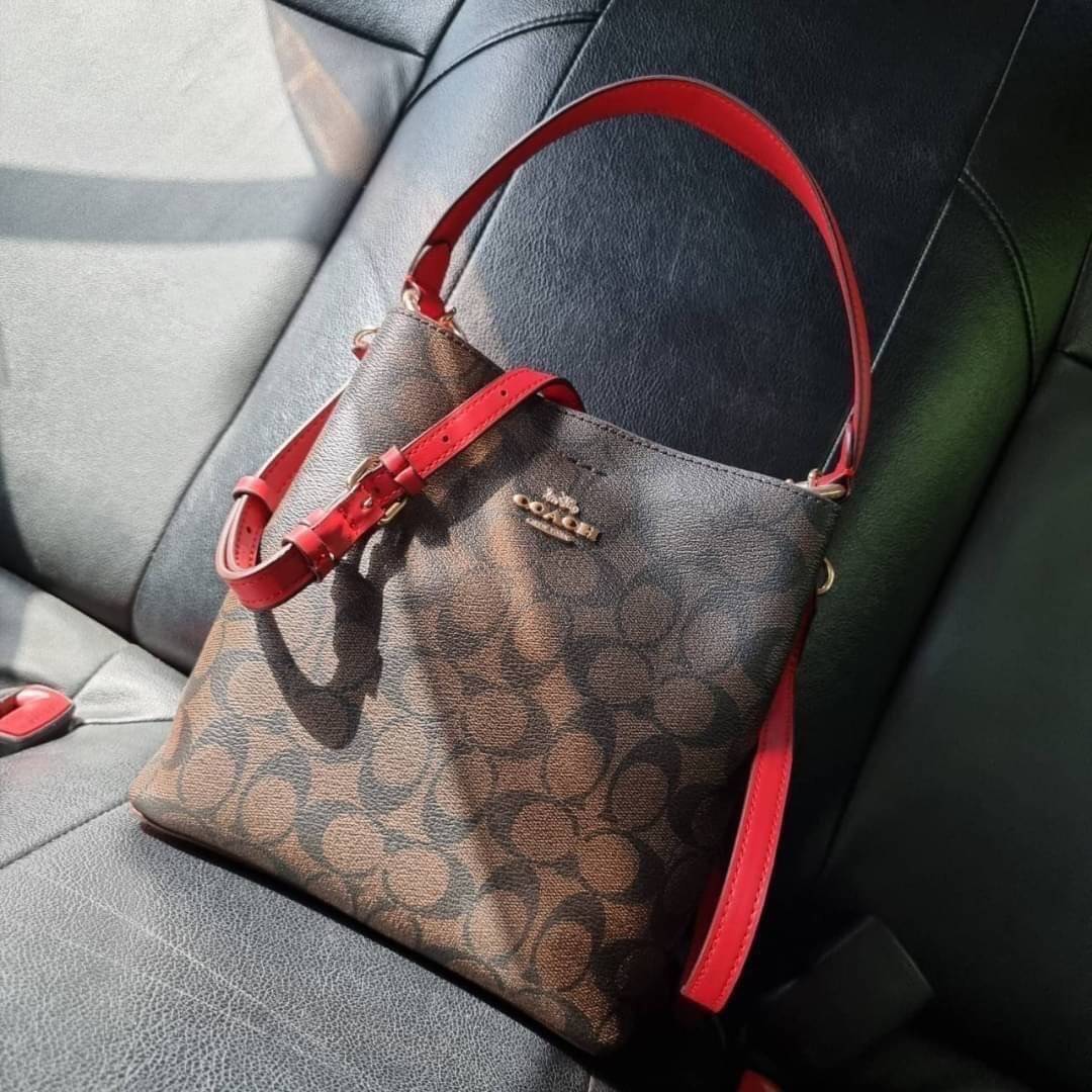 COACH 2312 SMALL TOWN BUCKET BAG IN SIGNATURE CANVAS รุ่นยอดนิยมใบเล็กมาครบสีแล้วจ้า กระเป๋าทรงบัคเก็ต สีผู้ดี๊ผู้ดี ตัวกระเป๋าดีไซน์คลาสสิคลายซี ดูโดดเด่น วัสดุหนังแคนวาสเคลือบลาย สวยคมทุกมุมจริงๆ!! เปิด-ปิดด้วยกระดุมแม่เหล็กทั้ง 2 ฝั่ง ภายในเป็นช่องโล่ง