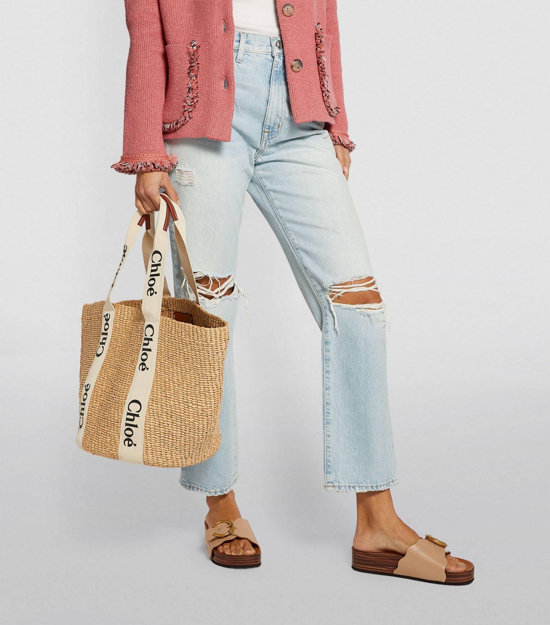 CHLOE LARGE WOODY BASKET กระเป๋าสะพายสานทรงตะกร้า ยอดฮิตติดลมของแบรนด์ ด้วยวัสดุสังเคราห์จากธรรมชาติ สานทอเต็มใบออกมาเป็นลวดลายสวยงาม ตัดด้วยริบบิ้นคาดโดดเด่น ภายในโล่งกว้างมาก จุของได้เต็มที่ เป็นดีไซน์ผู้ดีย้อนยุคที่ดูแพงจริงๆ ใบนี้สามารถสะพายไปเที่ยว ไ