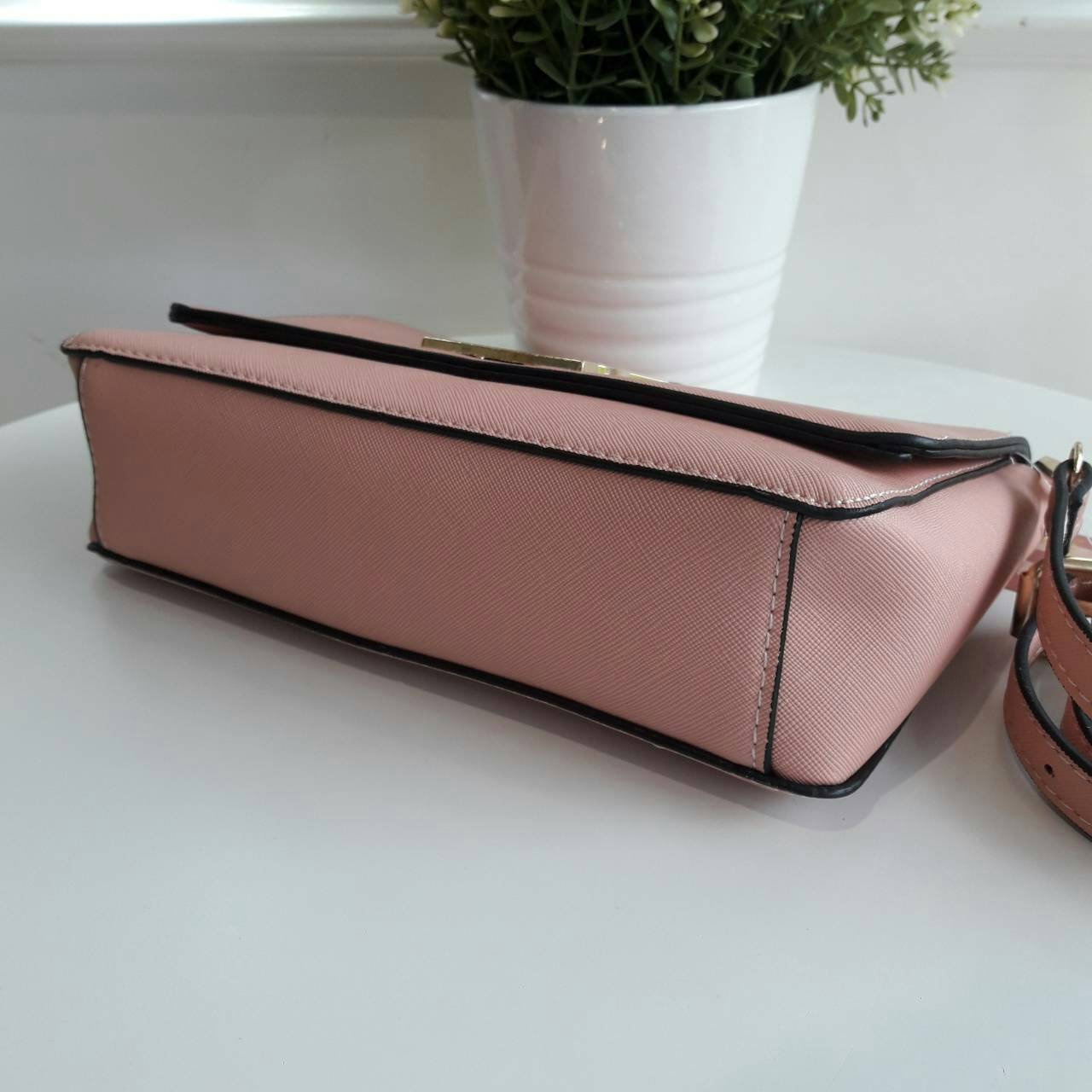 VICTORIA SECRET CLUTH & CROSSBODY BAG กระเป๋าสะพายข้าง แบบเรียบหรู วัสดุทำจากหนัง PU น้ำหนักเบา ด้านในมีช่องใส่ของหลักพร้อมช่องซิป ด้านหลังมีช่องเล็กอีก 1 ช่อง สายสะพายสามารถถอดออกหรือปรับระดับได้ ด้านในใส่กปต.ยาว + มือถือได้ทุกรุ่น ใบนี้แนะนำเลยค้า