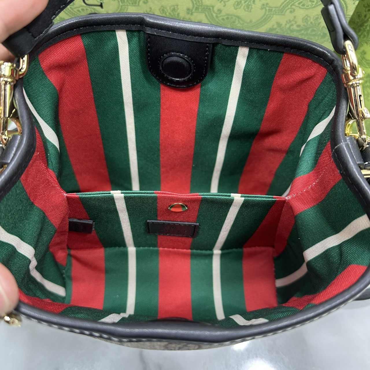 7.5" ORI หนังแท้ | Gucci GG Emblem small bucket bag กระเป๋าสะพายทรงบัคเก็ตใบเล็ก คอลใหม่ตีความประวัติศาสตร์แห่งความสง่างามและงานฝีมือของแบรนด์ขึ้นใหม่