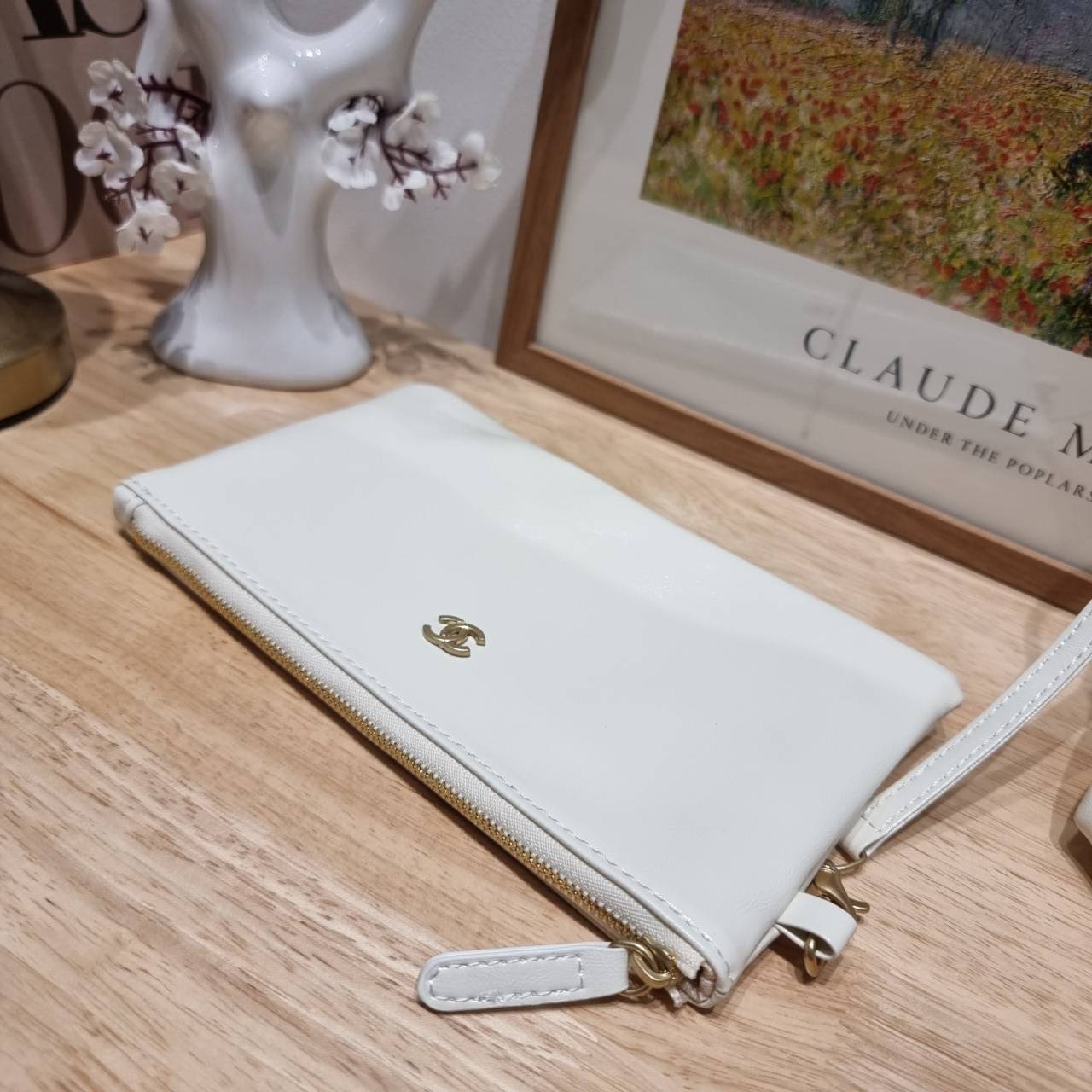 Chanel 22 horizontal bag แรงเกินต้านที่สุดกับไอเท็มนี้ ที่สาวๆหรือใครๆก็ต้องมี มาในไซส์ใหญ่ รูปทรงใช้ง่ายขึ้น แต่ยังจุได้หนักๆเหมือนเดิม ดูหรูหรา เกินเรื่องที่สุด