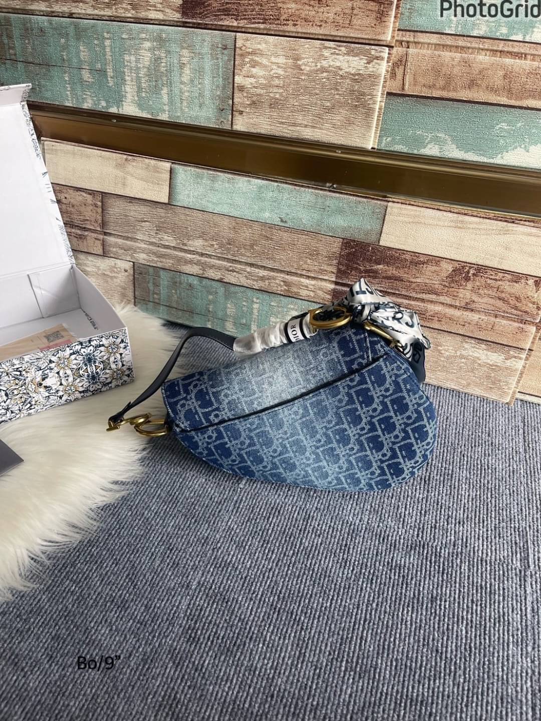 DIOR Saddle Bag Blue Denim Oblique กระเป๋าถือทรงอานม้า เอกลักษณ์ของแบรนด์หรูหรา รุ่นเดนิมฟอกอะไหล่ทองสวยงาม