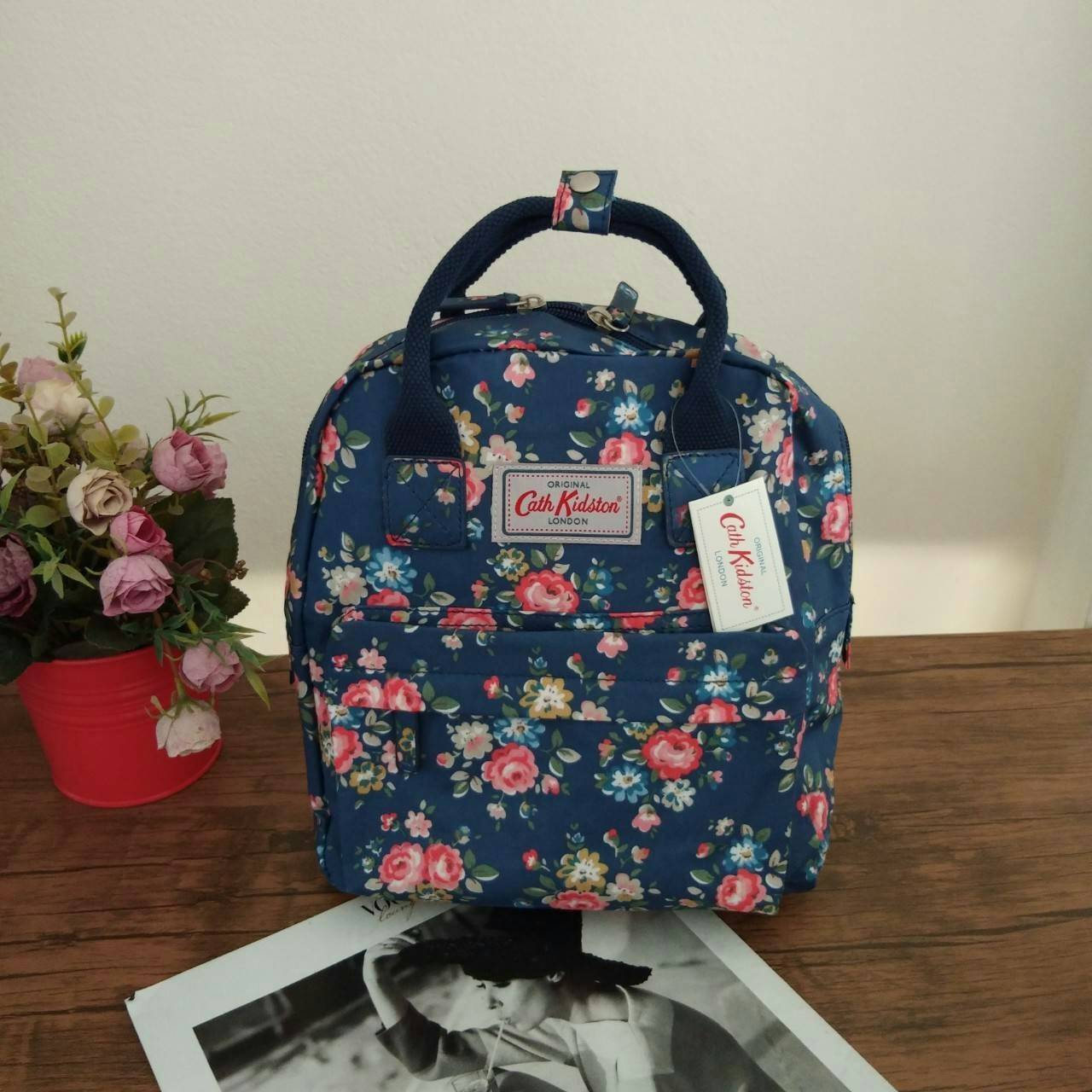 Cath Kidston Mini Backpack Bag กระเป๋าเป้ size mini สไตล์ Vintage สุดฮิต วัสดุ Canvas เคลือบ ทนทาน ดูแลรักษาง่าย มีหูหิ้ว ด้านหน้ามีช่องซิป เปิดปิดกระเป๋าด้วยซิป ภายในมีช่องซิปเล็ก ใน่กระเป๋าสตางค์ใบยาวได้ ใบนี้จะถือหรือสะพายก็ดูดีค่ะ