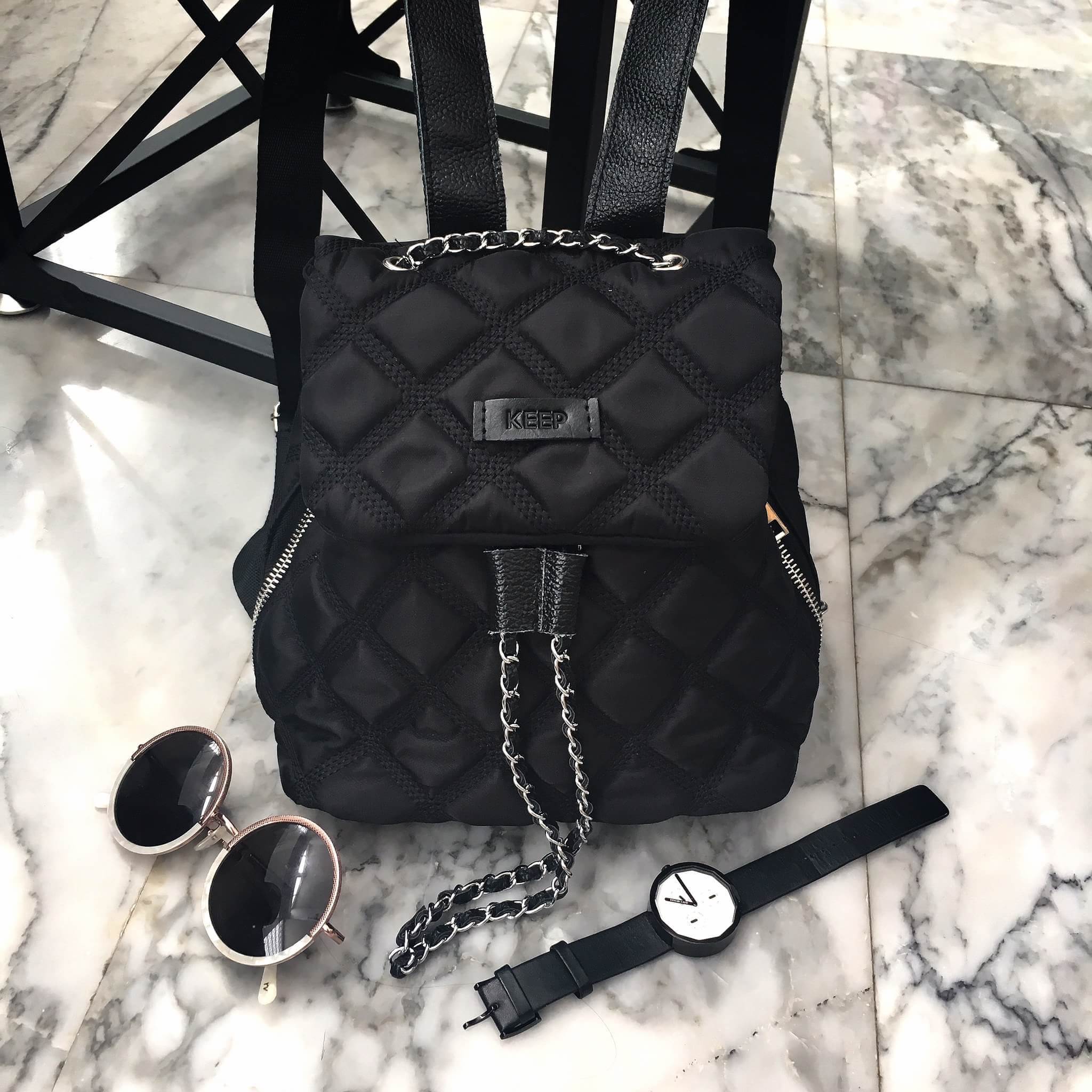 กระเป๋าเป้!!! ทรงน่ารักมากๆๆๆ จากแบรนด์ KEEP รุ่น Monster bite backpack #จุดเด่นที่ >ตัวกระเป๋าทำจากผ้าไนล่อนเนื้อดี ตีลายตาราง >น้ำหนักเบามาก เพียงแค่ 4 ขีดเท่านั้น >สามารถปรับสายโซ่ สะพายไหล่ได้คะ >ขนาดกระเป๋ากำลังดีคะ ใส่ กปต ยาว มือถือได้