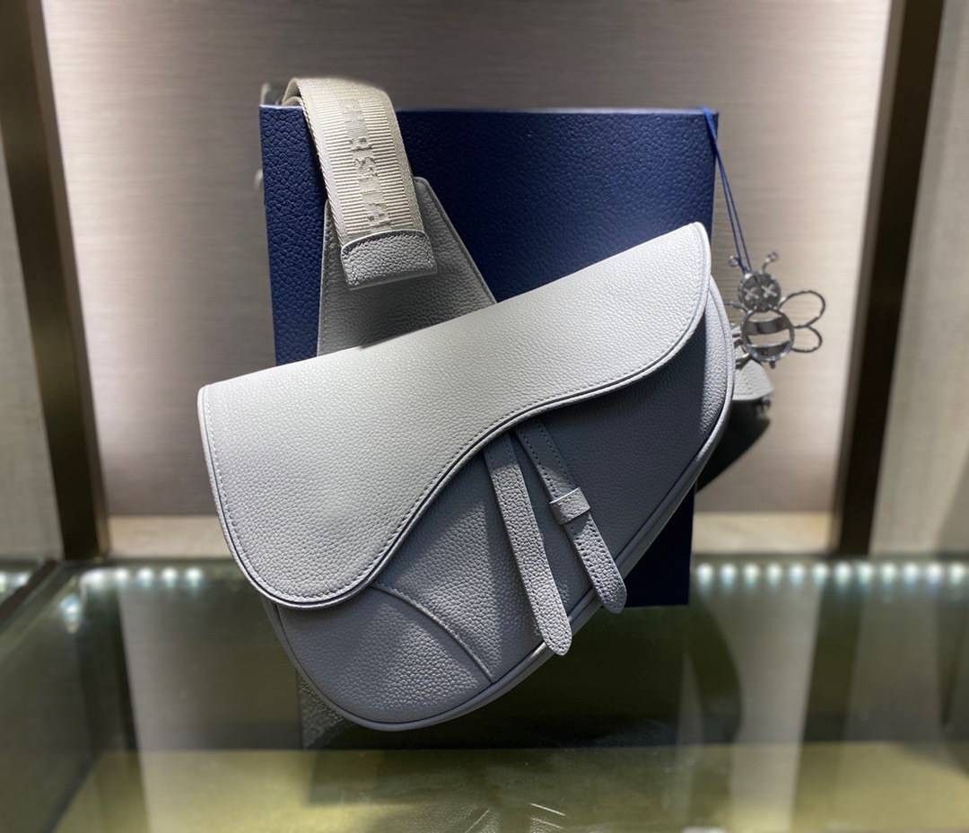 หนังแท้ CHRISTIAN DIOR SADDLE BAG GRAY Grained Calfskin พร้อมส่งที่ไทย ออริจินอลหนังแท้ทั้งใบ ภาพสินค้าถ่ายจากงานขายจริง ใช้งานต่างประเทศได้