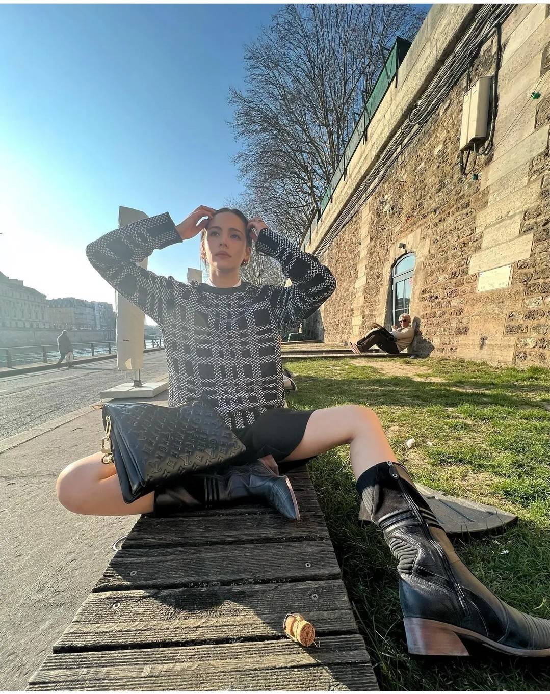 LV HANDLE POUCH MONOGRAM กระเป๋าสะพายกึ่งคลัชท์ สุดล้ำ ใหม่ล่าสุดมาแรงมาก ด้วยความสวยปังตั้งแต่แรกเห็น วัสดุหนังแกะปั๊มลายสวยคม มาพร้อมสาย 2 เส้น เลิศๆ มีสายโซ่ที่มีดีเทลละเอียดไม่ซ้ำ และสายสปอร์ตครอสบอดี้ ที่จะคล้องไว้ทั้งสองเส้นก็ดีงาม หรือสลับใช้ตามลุค