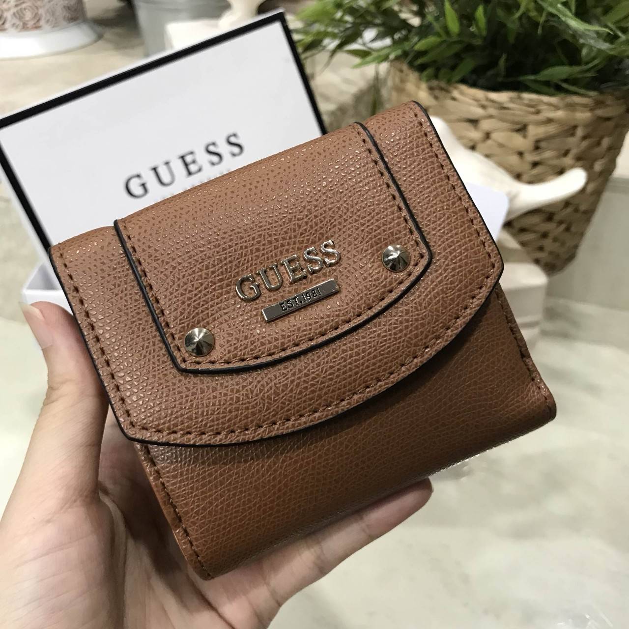 GUESS FACTORY WOMEN'S SHORT WALLET New arrival! กระเป๋าสตางค์ใบสั้นรุ่นแนะนำ หนังสวยอยู่ทรง ด้านหน้าประดับโลโก้แบรนด์ ภายในมีช่องใส่ธนบัตร 2 ช่อง มีช่องใส่รูป, บัตร และช่องใส่เหรียญค่ะ