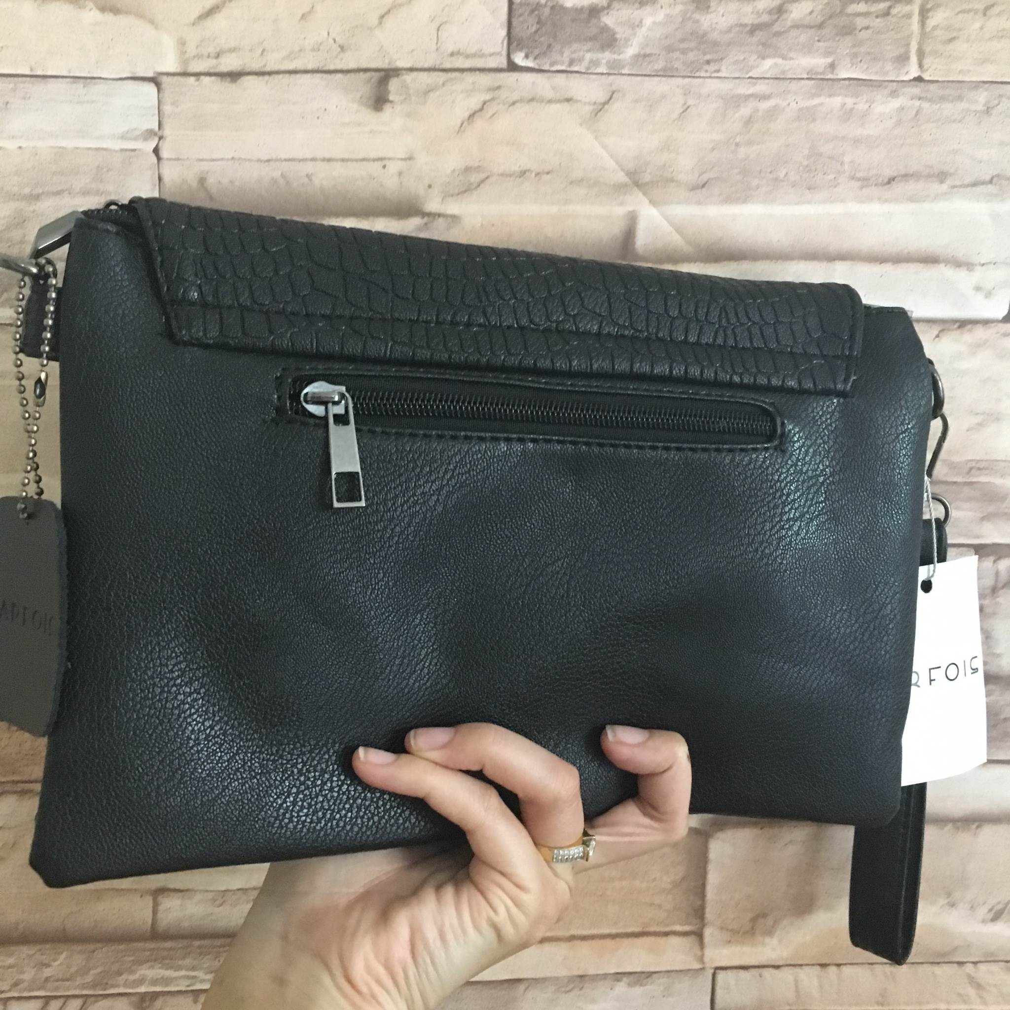 เอาใจสาวๆ ที่ต้องการหากระเป๋าสะพายทรงนี้ สีดำ อะไหล่ดำ เรียบหรูมากคะ จากแบรนด์ Parfois ตัวกระเป๋าสะพาย ปรับเก็บสายถือเป็น clutch bag ได้คะ มีสายคล้องข้อมือ ขนาดกะทัดรัด พร้อมช่องแยกเก็บของถึง 3 ช่องใหญ่ ใส่ กระเป๋ายาว มือถือ iphone 6 plus ได้คะ น้ำหนักเบา