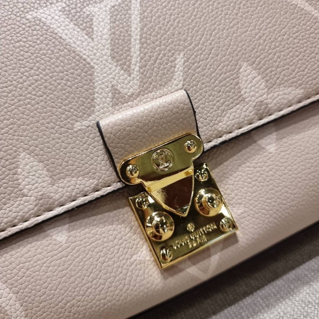 VIP 🥂 LV MADELEINE BAG ใหม่ล่าสุด อีกหนึ่งรุ่นคลาสสิคหายาก ที่สาวๆรอคอย กระเป๋าถือ/สะพายข้าง ดีไซน์เรียบง่าย แต่เต็มไปด้วยดีเทลความหรู วัสดุหนังวัวปั๊มลายเอกลักษณ์ เปิด‐ปิดด้วยอะไหล่กดล็อคสีทองหรู และมีพวงหนังห้อยพิเศษแถมมาให้ด้วย ภายในแบ่งสัดส่วน