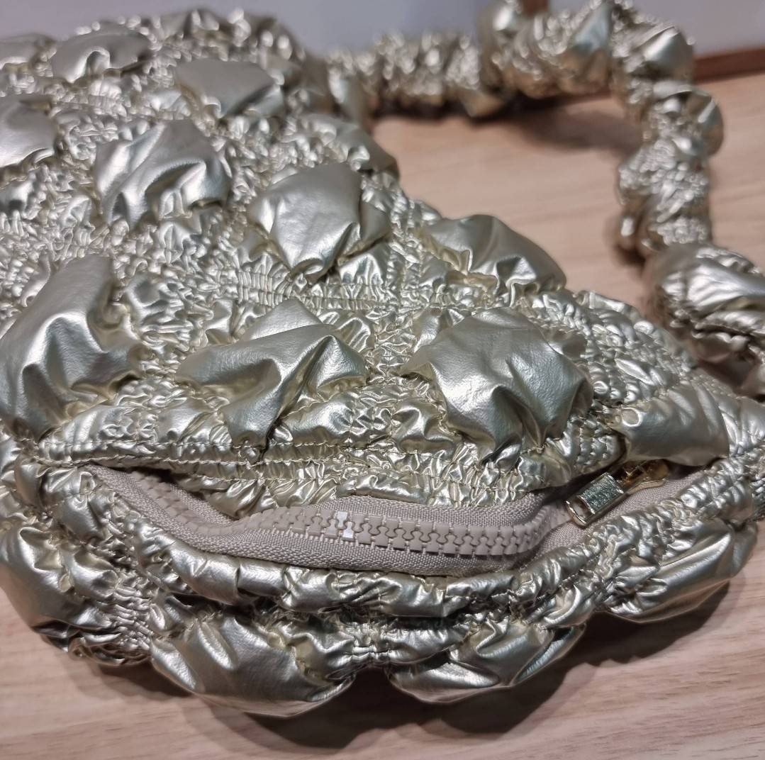 Carlyn cozy bag / Carlyn glaze bag 13 สีพร้อมส่ง อีกหนึ่งคอลเด็ด ที่ฮิตแบบฉุดไม่อยู่ กับไอเท็มนุ่มนิ่มจากเกาหลี พร้อมสีใหม่ล่าสุด กระเป๋าสะพายก้อนเมฆสุดเก๋ ที่สามารถใช้ได้หลากหลาย