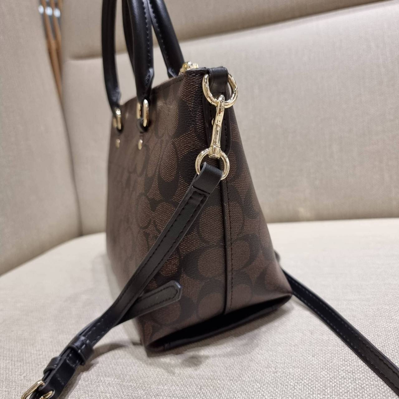 COACH F38089 MINI EMMA SATCHEL IN SIGNATURE CANVAS รุ่นหายาก รุ่นที่สาวๆตามหา จัดมาให้สมกับที่รอคอยกันไปเลยจ้า!! เป็นรุ่นที่ดีไซน์ออกมาให้ใช้งานง่าย สะดวก สวย หรู ดูดี!! กระเป๋าสะพายทรงสวย วัสดุหนังแคนวาสเคลือบลาย มาพร้อมสายสะพายข้างและหูจับในตัว ถอดออกถื