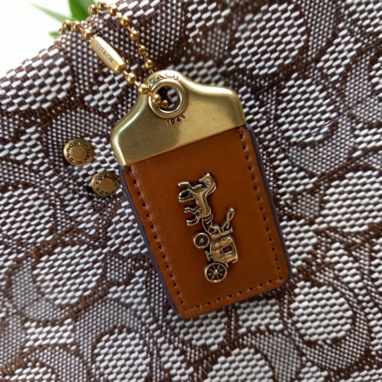 คอลเลคชั่นนี้ เด็ดมากๆ🌺😎//>>COACH ROGUE TOTE IN SIGNATURE TEXTILE JACQUARD(COACH C6161)🍁กระเป๋าทรงTOTE ใบใหญ่ จุของได้สะใจสุดๆ จะถือ หรือสะพายได้ตามดีไซน์การใช้งาน มีสายสะพายยาวให้ 2 เส้น แบบสะพายคู่//วัสดุ JACQUARD ตัดขอบหน้