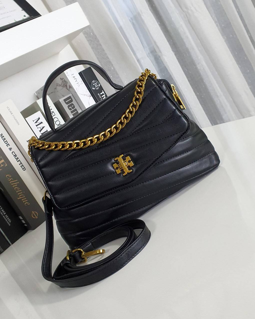 Tory Burch Kira chevron Qulited Bag กระเป๋าสะพายทรงสวย ใบขนาดเล็กกำลังดี วัสดุหนังสังเคราะห์ นิ่มมือมากกก **อะไหล่ทองวินเทจ ประดับโลโก้แบรนด์เป็นตัวล็อคด้านหน้า ด้านในบุผ้ากำมะหยี่สีแดง แบ่งช่องเป็นสักส่วน พร้อมช่องซิปกลาง สามารถใส่กระเป๋าสตางค์ใบกลาง มือ