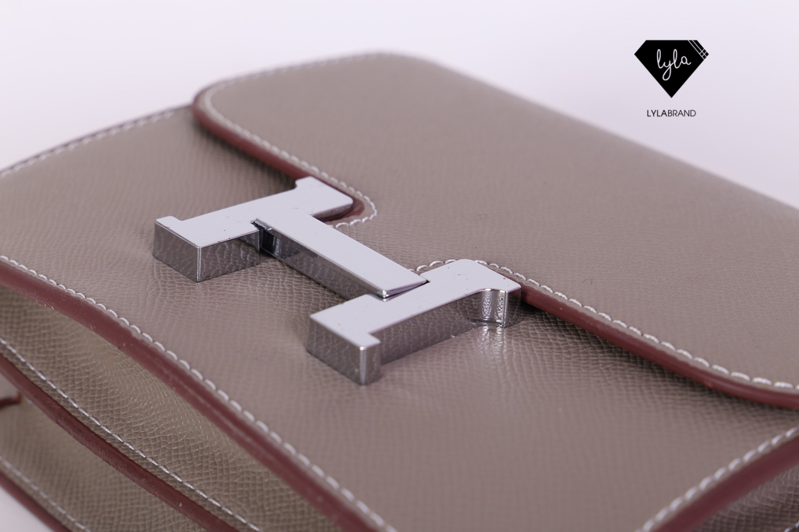 LYLABRAND🔔 Constance ไซต์ 18 สุดฮอต รุ่นนี้หนัง Epsom , PU top premium นะคะ หนังดีเลอค่าน่าสอยมากกก บอกคำเดียวเลยว่าเด็ดสุด !! เหมือนหนังแท้เบอสุดค่ะคูณผู้หญิง ลูกค้าเก่าน่าจะทราบกันดีอยู่แล้วว่าคุณภาพของร้านนี้ต้องมาเป็นอันดับหนึ่งเท่านั้น อิอิ ม