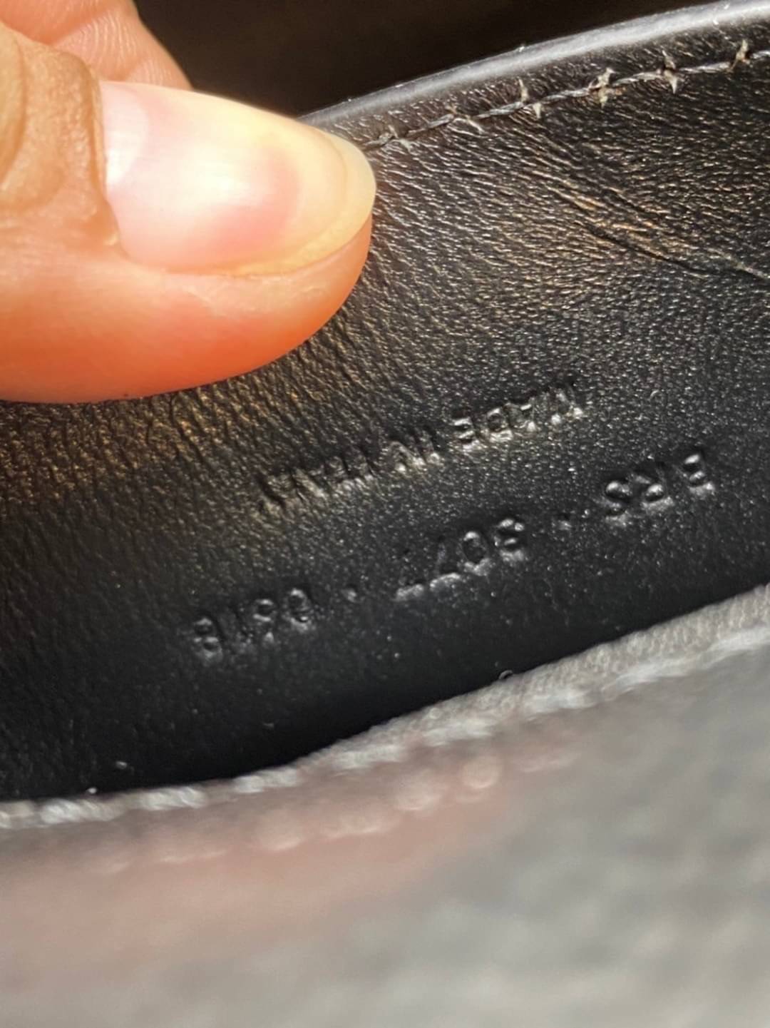 YSL kate medium chain bag in grain de poudre embossed leather 24cm กระเป๋าสะพายแบรนด์หรู รุ่นฮิตลอดกาล งานสวยดูดีมีระดับ ปั้มทุกจุด ขนาดกระทัดรัดกำลังดี มาพร้อมาสะพายโซ่ยาว เลื่อนปรับเป็น 2 แถว เพื่อสะพายเป็นสายสั้นได้ ด้านในโล่งกว้าง ใส่กระเป๋าสตางค์ใบยา