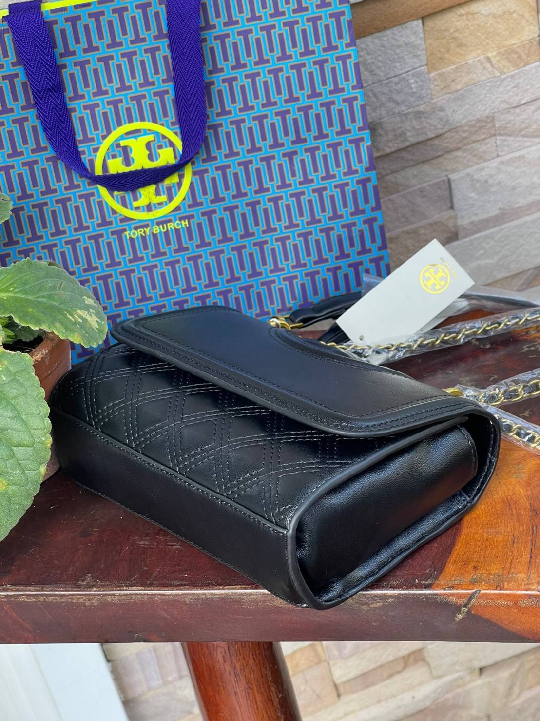 TORY BURCH Fleming Convertible Shoulder Bag ดีไซน์น่ารัก ดูแพงไม่เป็นรองใคร ใช้ได้ทั้งทั่วไปและออกงาน สาว ๆ คนไหนที่กำลังมองหากระเป๋าสะพายไหล่น่ารัก ๆ สักใบที่มีดีไซน์โดดเด่น สะดุดตาล่ะก็ไม่ควรพลาดกับ Collection นี้เลยค่ะ เพราะ Fleming นั้นเป็นรุ่นที่เรีย