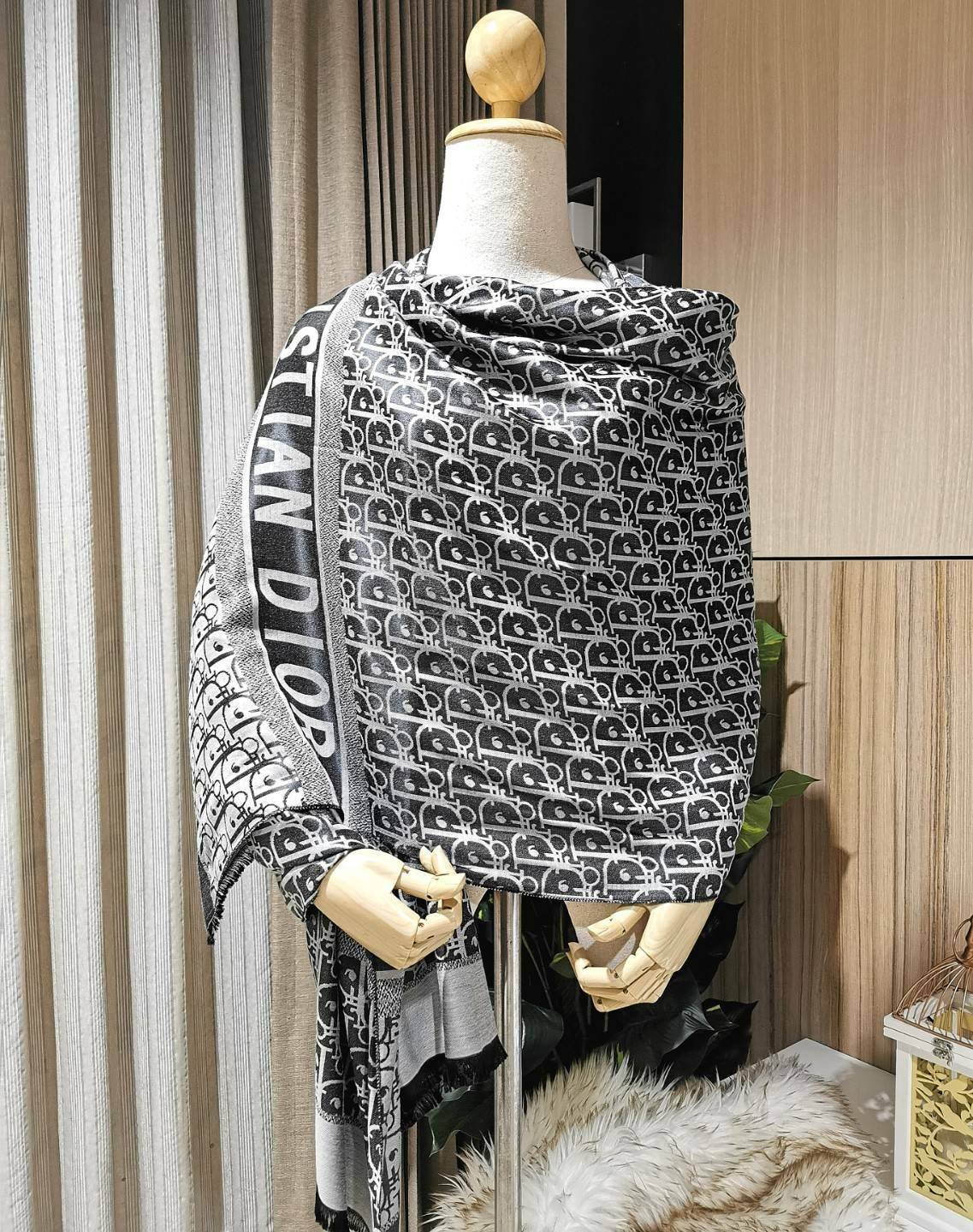 มาตามคำเรียกร้อง! พร้อมส่ง! CHRISTIAN DIOR LOGO MONOGRAM PRINTED SILK SCARF (LARGE) ผ้าพันคอผ้าคลุมไหล่ผืนใหญ่ลายโลโก้โมโนแกรมสวยหรูสุดคลาสสิค วัสดุผ้าไหมอย่างดี เนื้อนิ่ม ทิ้งตัว มีน้ำหนัก เนื้อผ้าดีมากๆๆค่ะไม่หนาจนเกินไปทำให้สามารถใช้ได้ในทุกสภาพอากาศ จ