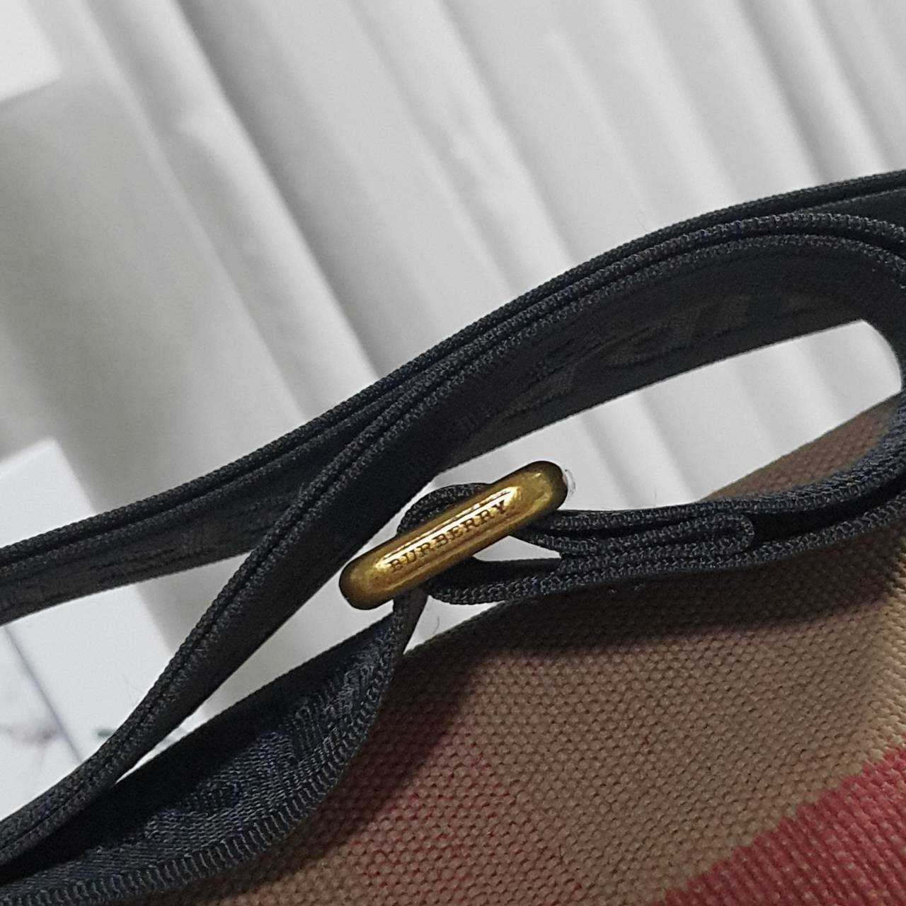 พร้อมเป็นของขวัญ มอบให้คุณผู้ชายแล้วค่ะ สำหรับ BURBERRY MASSENGER VINTAGE BAG VIP GIFT WITH PURCHASE (GWP) พรีเมี่ยมกิ๊ฟ Limited Edition จากBURBERRY วัสดุผ้าแคนวาสโทนสีสุภาพ คลาสสิค ด้ายหลังมีช่องกระดุมใหญ่ ตัวกระเป๋าเปิดปิดด้วยตัวล็อค ภายในมีช่องแยก2ช่อง