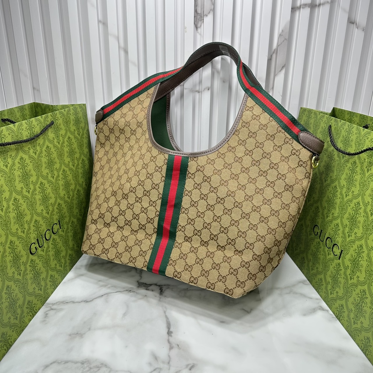 ORI หนังแท้ | Gucci Giglio Large tote bag / Monogram / Denim กระเป๋าทรงสะพายทรงโท้ทใบใหญ่ ดีไซน์ใหม่ล่าสุด สวยหรู่เท่มาก มาพร้อมใบเล็กเข้าเซ็ท พร้อมสายสะพายยาวเขียวแดงเป็นเอกลักษณ์ ภายในโล่งกว้าง จุของได้เยอะจุใจ