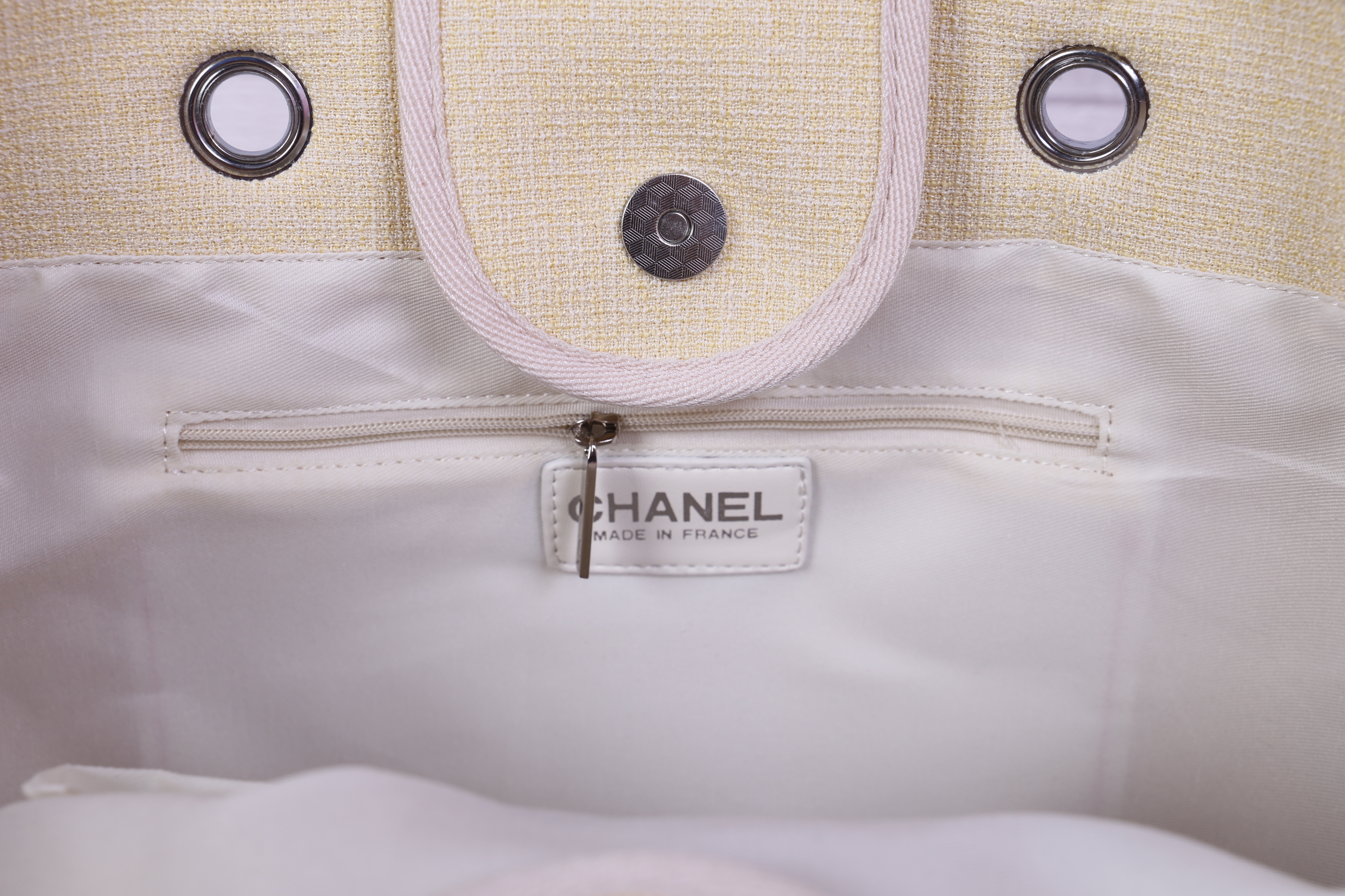 Chanel Tote canvas premium gift จากแบรนด์ Chanel กระเป๋าสะพาย Chanel Tote canvas โลโก้ปัก กระเป๋า ทรง Tote ผ้า canvas เนื้อหนาอย่างดี มีซับใน ด้านหน้าปักโลโก้แบรนด์หรู **จุดเด่นที่ หูจับมี 2 แบบคือ แบบสายหนัง และ โซ่ สามารถ สะพายไหล่ได้คะ ใบใหญุจุของคุ้ม