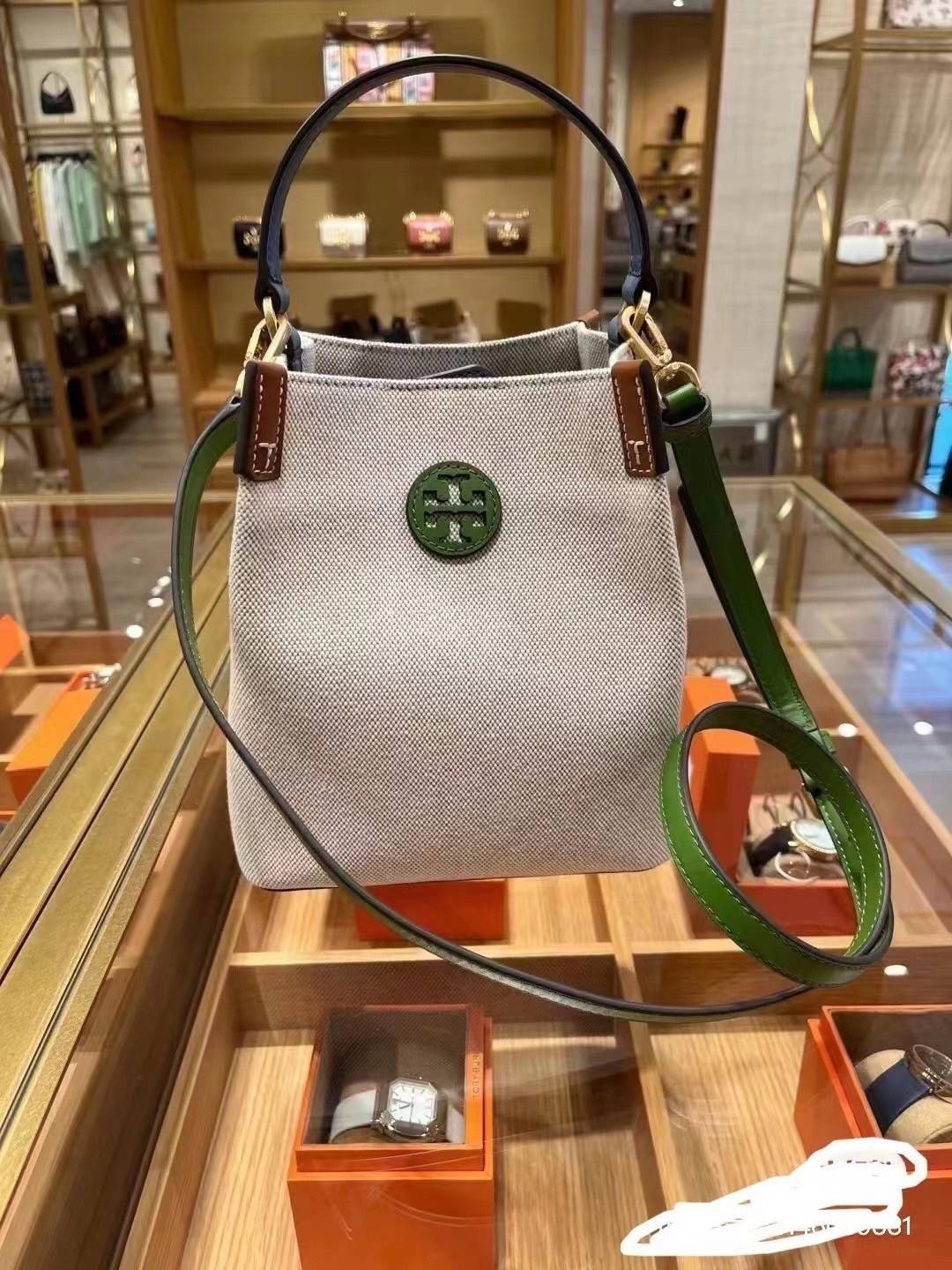 Tory Burch Blake Canvas Bucket Bag รุ่นใหม่ล่าสุด สวยไฉไลฝุดๆ แบบสวยคลาสสิค กระเป๋าทรงถัง วัสดุ Canvas สายหนังแท้ อะไหล่ทอง เปิด-ปิด ด้วยกระดุมแม่เหล็ก ด้านในโล่งมีช่องเล็กใส่โทรศัพท์ได้ น้ำหนักเบา สายสะพายถอดสายได้ crossbody ได้ ปรับระดับได้
