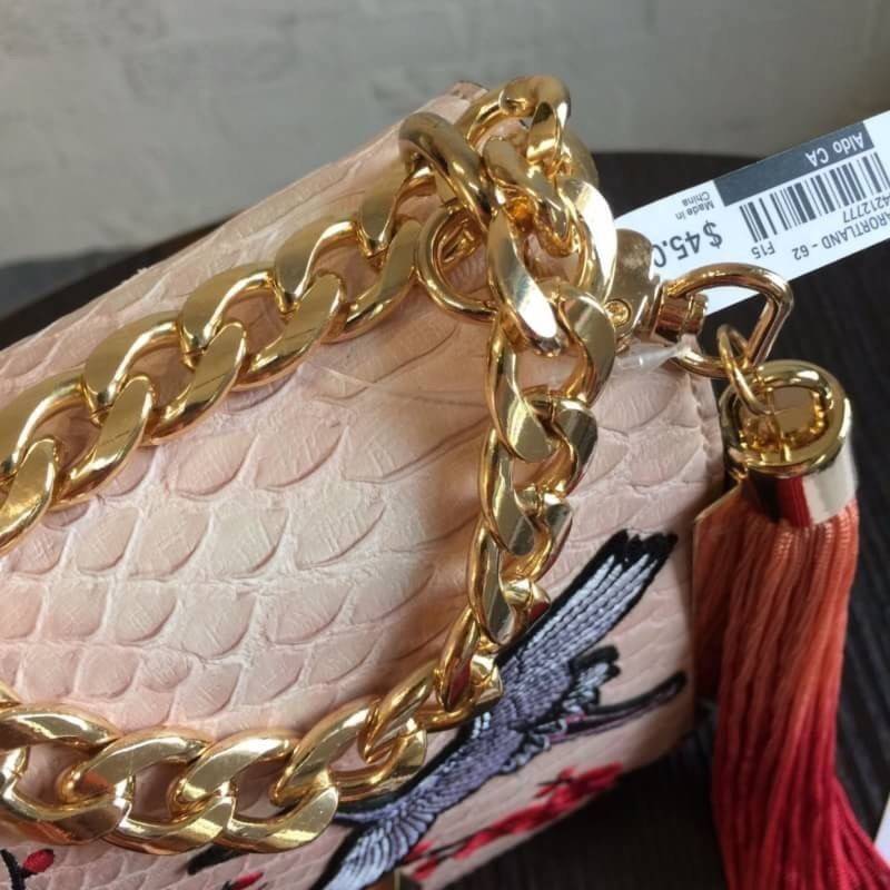 ALDO Bergantino Cross Body Handbag กระเป๋าถือหรือสะพายรุ่นใหม่ล่าสุดจาก ALDO แบรนด์ดังแคนนาดาดีไซน์สุดชิคน่ารักมุ้งมิ้งปักเลื่อมลายนกกระเรียนสวยสดใส พร้อมห้อยฟู่ฟรุ้งฟริ้ง เปิดปิดด้วยล๊อคบิดอะไหล่ทอง ภายในมีโลโก้ ช่องซิปและช่องใส่มือถือใส่กระเป๋าสตางค์ยาว