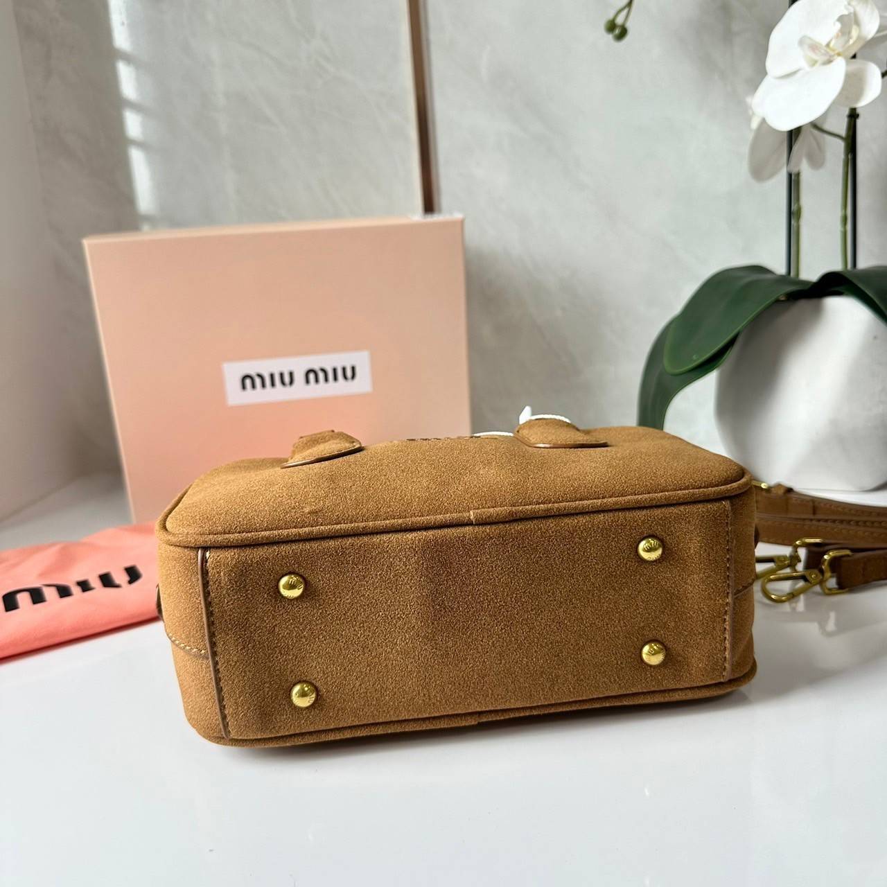 MIU MIU Arcadie padded suede top-handle bag กระเป๋าถือ/สะพาย คอลใหม่ล่าสุด รุ่นฮอทดีไซน์เหลี่ยม งานกำมะหยี่หนังกลับสวยละมุน น่ารักน่าใช้มากค่ะ