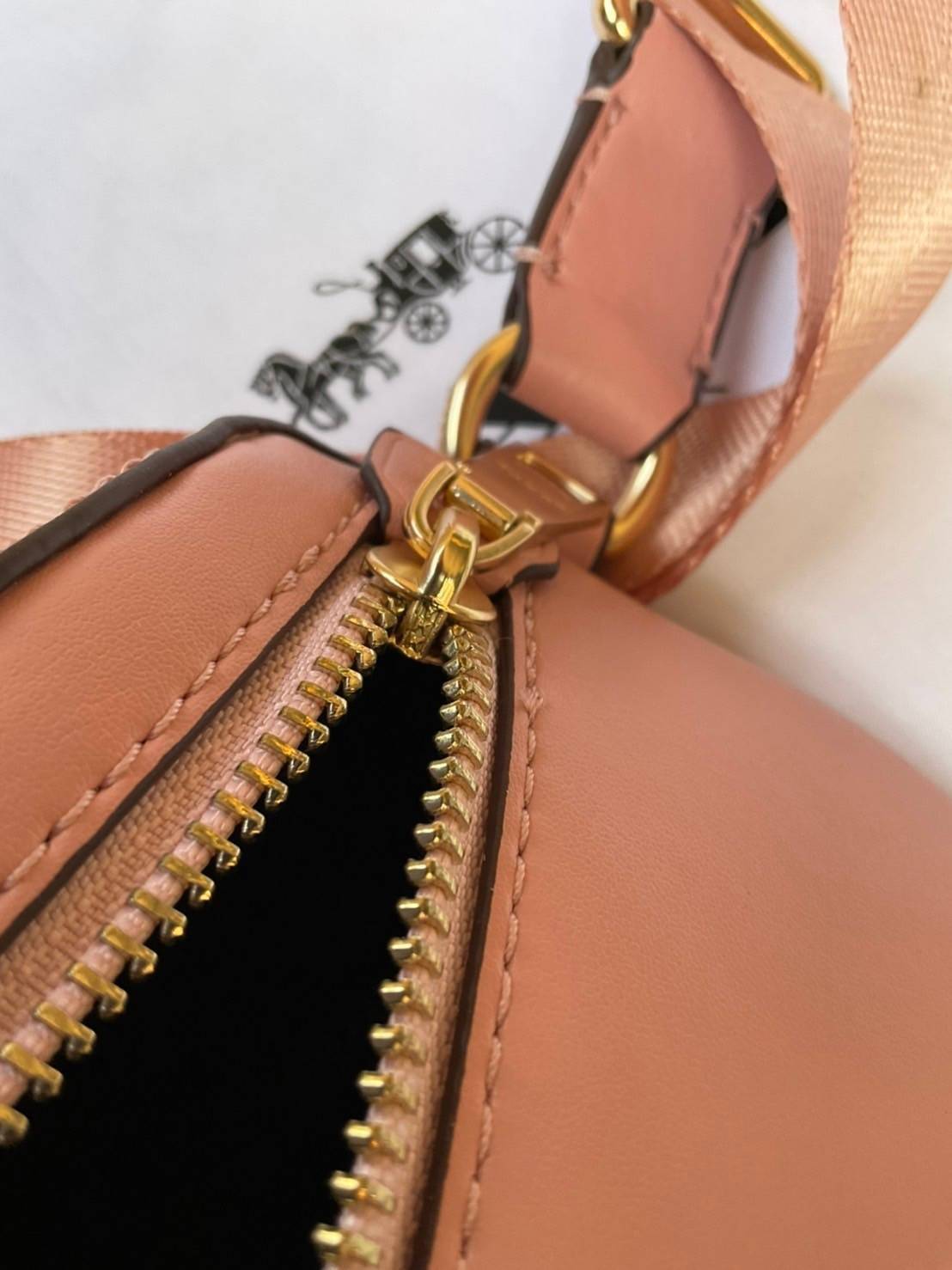 COACH SELENA BELT BAG WITH BUNNY (39315 Pink) / (39316 Black) กระเป๋าสะพาย/คาดอก/คาดเอว รุ่น Limited Edition น่ารักมาก💕 วัสดุหนังแท้ หนังนิ่มอยู่ทรง เปิด-ปิด ด้วยซิป ใส่ Iphone+ กระเป๋าสตางค์ใบสั้น ใส่ของจุกจิกได้ ด้านหลังมีอีก 1 ช่องซิป สายปรับระ