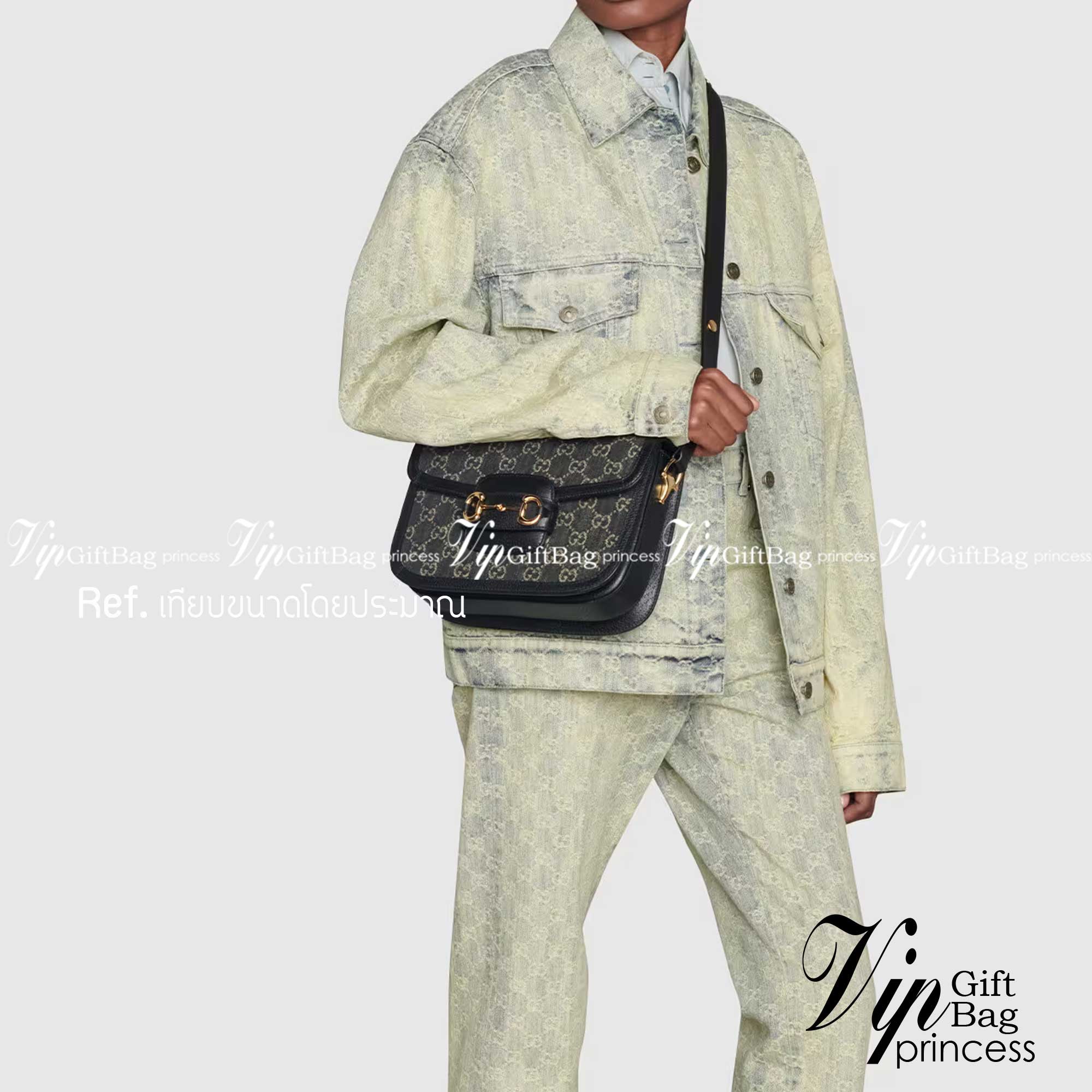 GUCCI Horsebit 1955 shoulder bag กระเป๋าสะพายสุดหรู ผ้า GG เดนิมแจ็คการ์ด ดีไซน์ร่วมสมัยผ่านการออกแบบใหม่ด้วยผ้าเดนิม ถ่ายทอดความรู้สึกเกี่ยวกับการละทิ้งกฎเกณฑ์เดิมๆ ของแฟชั่นผ่านการออกแบบ โดยแบรนด์ถ่ายทอดแนวคิดที่ว่าชิ้นงานควรอยู่เหนือกาลเวลา