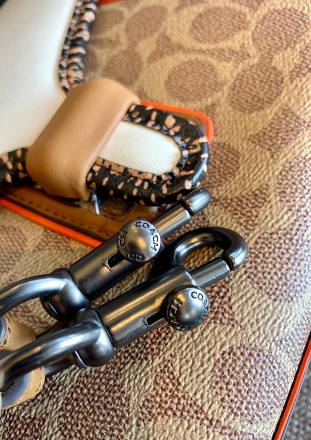 COACH COURIER CARRYALL 23 IN COLORBLOCK SIGNATURE CANVAS พร้อมส่ง 7 แบบ พร้อมส่ง ลุคดูไฮสุดๆค่ะ! กระเป๋าสะพายหนังหรูหราและคลาสสิค หนังแท้ชั้นดีที่สุด น้ำหนักเบา หนังสวยมากก สัมผัสแล้วหลงรักแน่นอนจ้าา😘