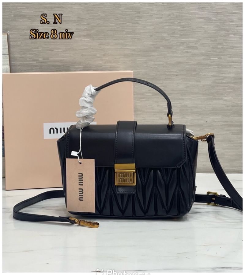 MIU MIU Matelesse Leather Crossbody bag กระเป๋าถือทรงมินิโท้ท พร้อมหูจับใช้งานง่าย และสายสะพายสุดชิค ปรับใช้ได้ตามสไตล์ความชอบได้เลย ดีไซน์เพิ่มดีเทล ด้วยการเดินด้ายเป็นเอกลักษณ์