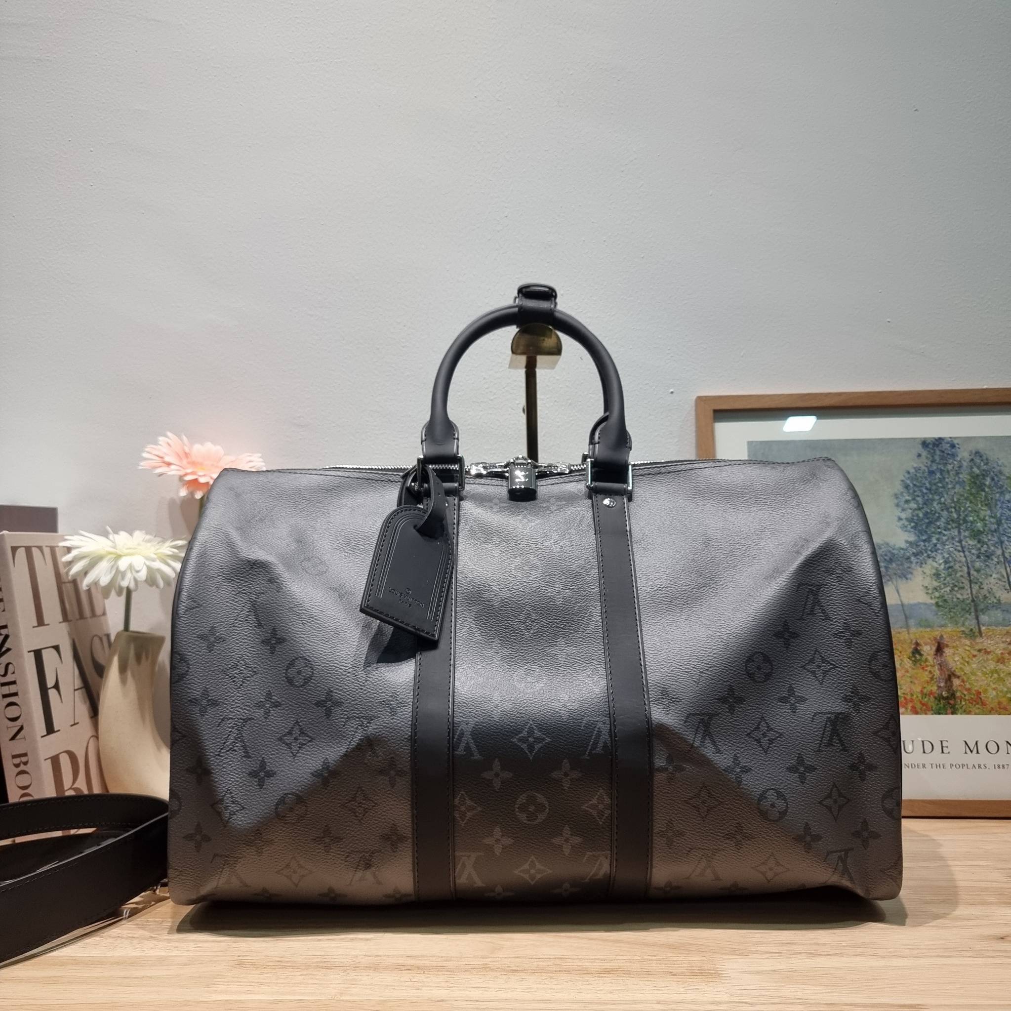LV KEEPALL BANDOULIERE MONOGRAM ECLIPSE REVERSE กระเป๋าเดินทางสุดคลาสสิค ทึ่ใครๆก็เฝ้ารอ ไอเท็มที่จะทำให้การเดินทางไม่ธรรมดาอีกต่อไป ด้วยดีเทลความเป็นเอกลักษณ์ เรียบแต่หรู วัสดุหนังแคนวาสคุณภาพดี ลวดลายโมโนแกรม เปิด-ปิดด้วยซิปแน่นหนา มีกุญแจล็อคได้ มีสายส